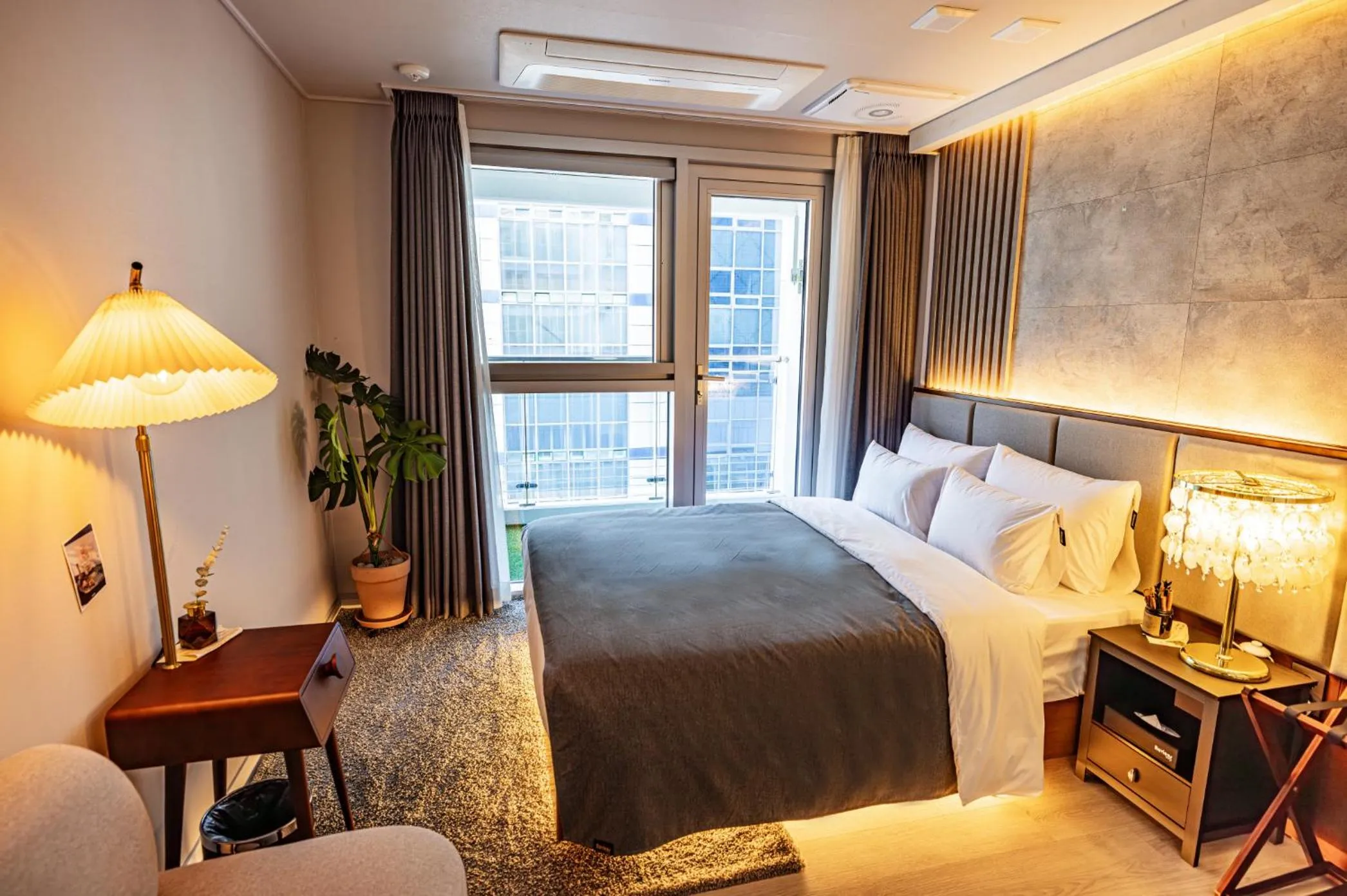 Photo of the whole room, Bed in Raviens Haeundae Avenue