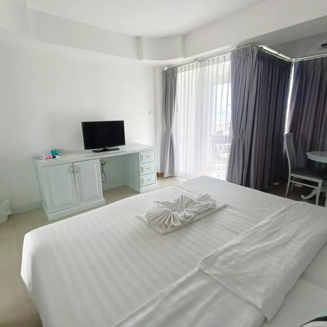 Photo of the whole room, Bed in KP Seaview Jomtien
