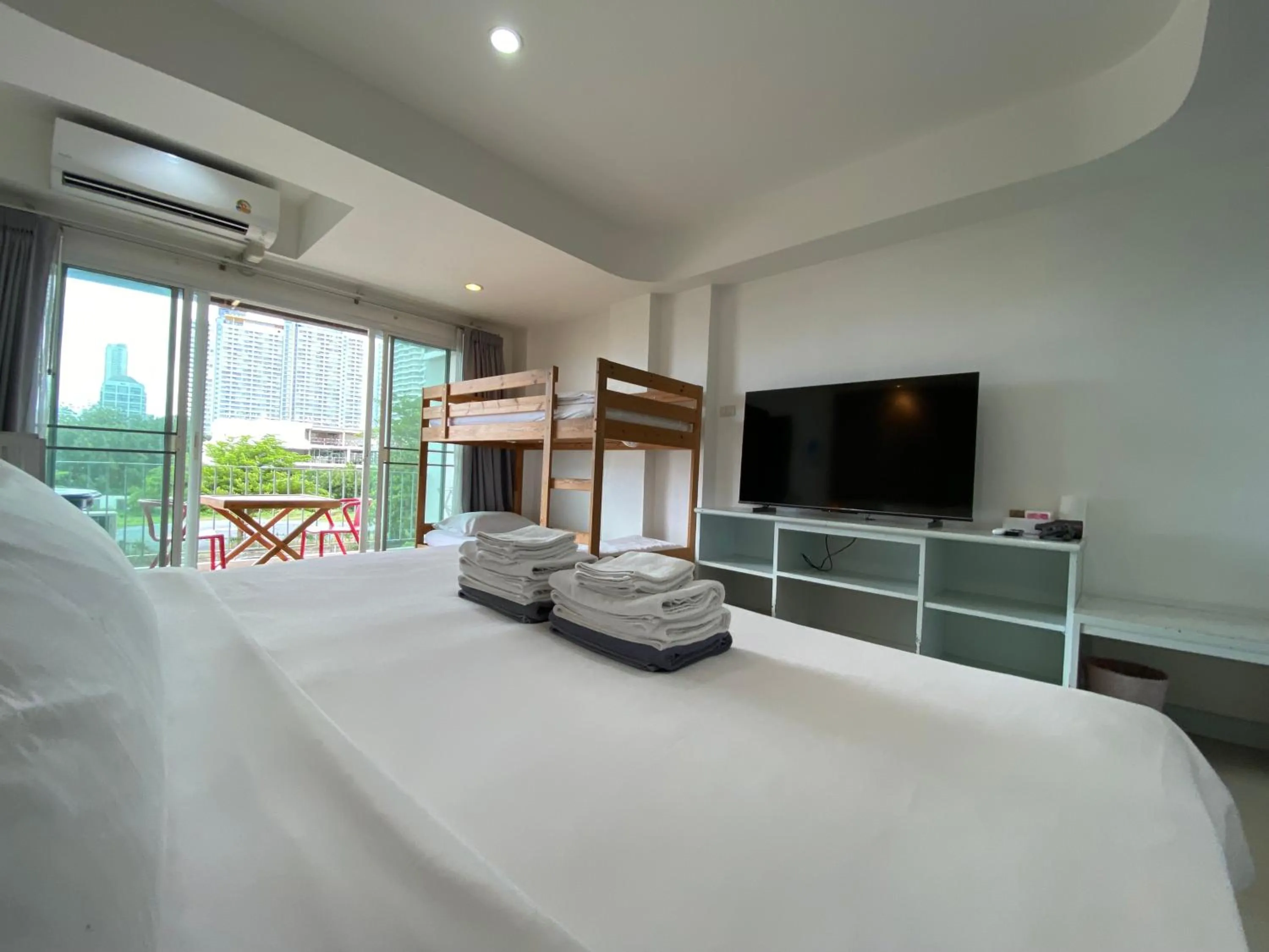 Photo of the whole room, Bed in KP Seaview Jomtien