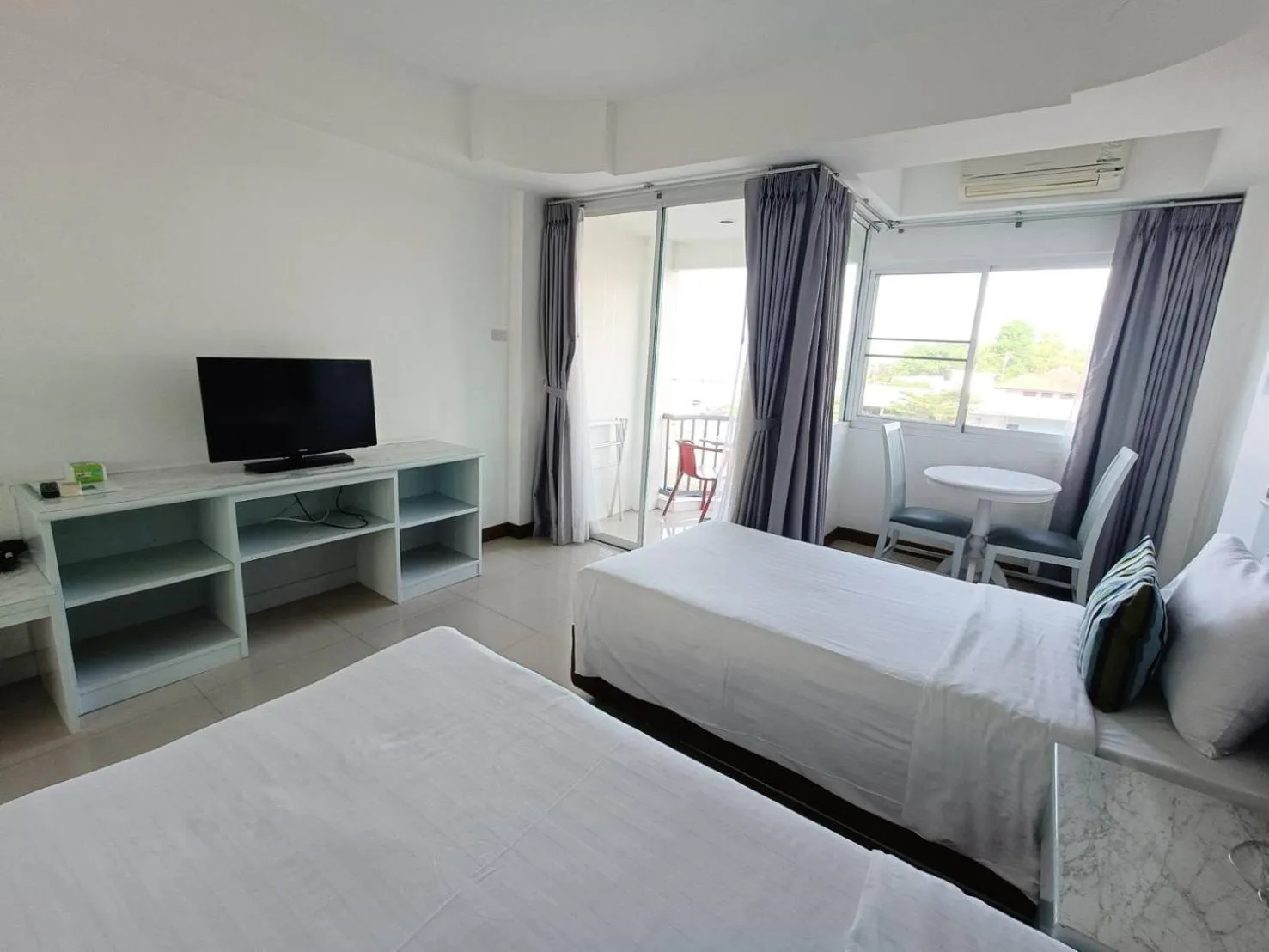 Photo of the whole room, Bed in KP Seaview Jomtien