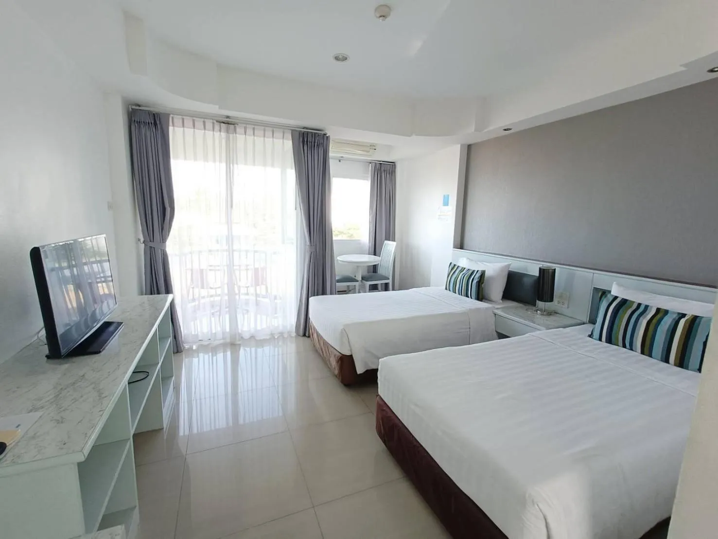 Evening entertainment, Bed in KP Seaview Jomtien