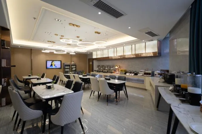 Restaurant/places to eat in Poltton International Apartment Zhongshan Xiaolan Taifeng Branch