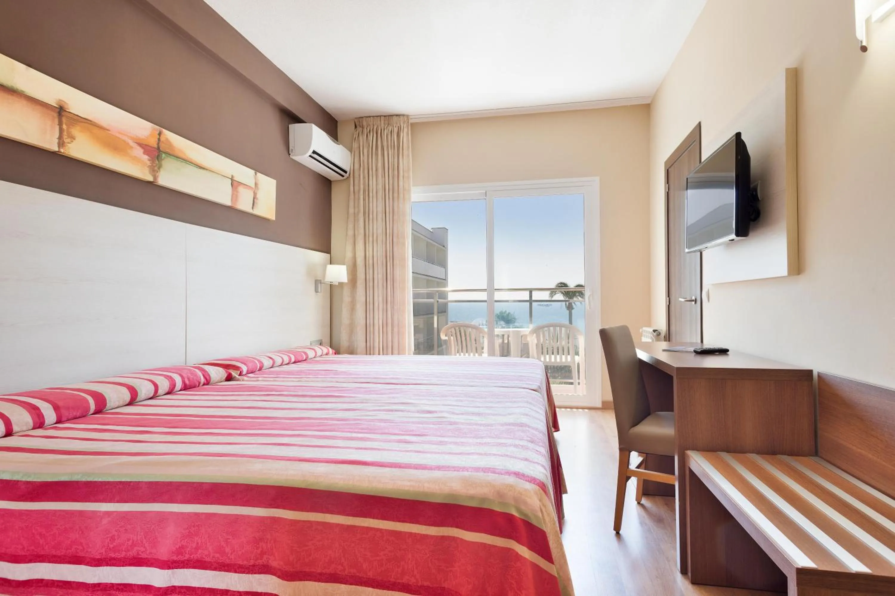 Photo of the whole room, Bed in Hotel Best Siroco