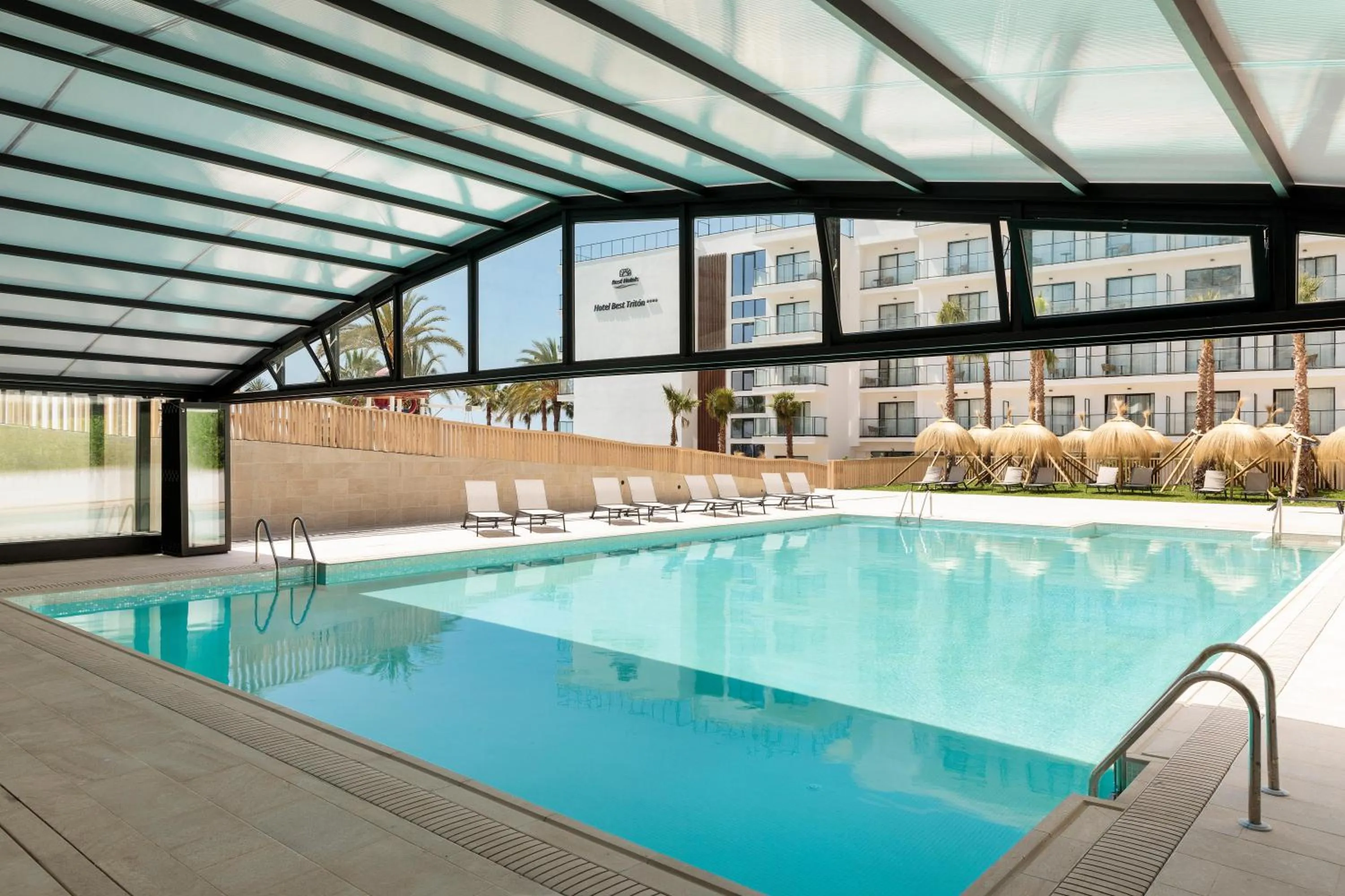 Swimming pool in Hotel Best Triton