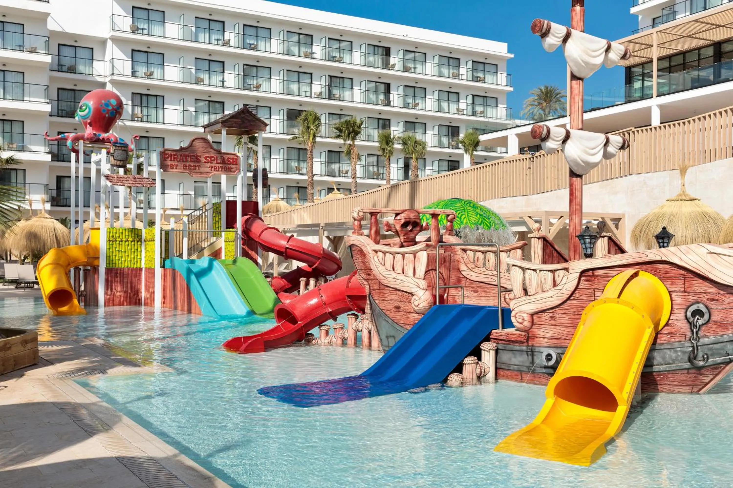 Swimming pool in Hotel Best Triton