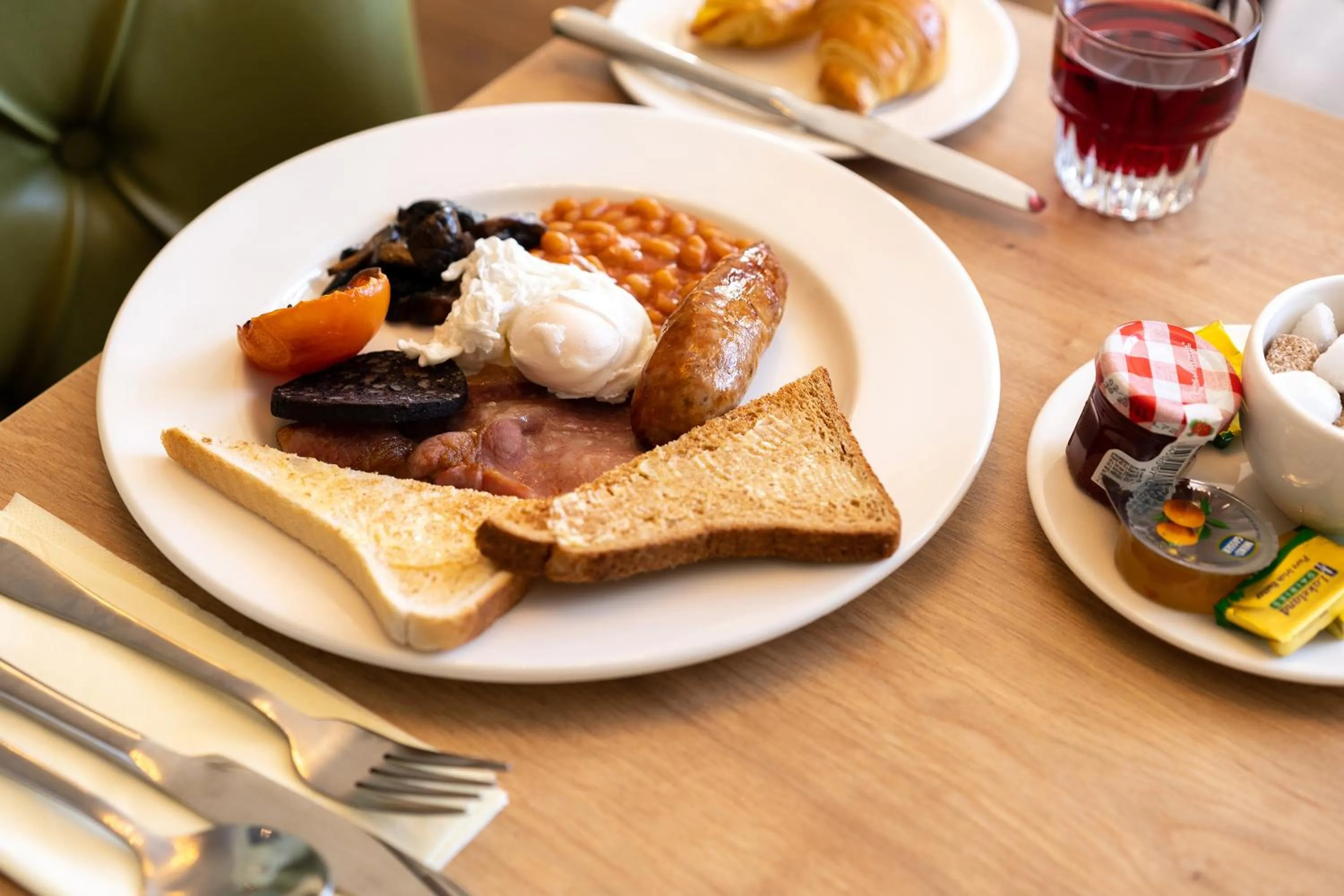 Restaurant/places to eat in County Hotel