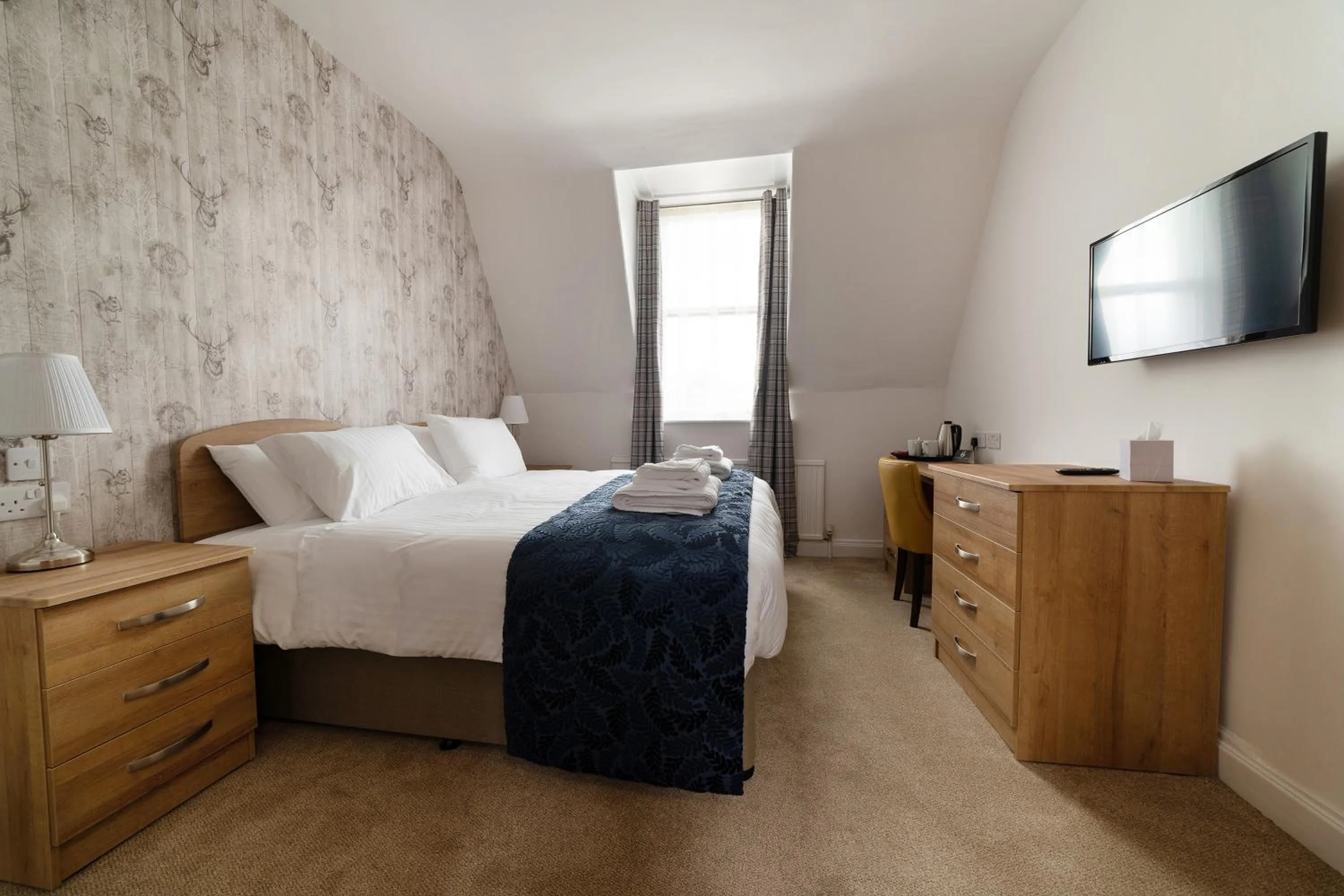 Photo of the whole room, Bed in County Hotel