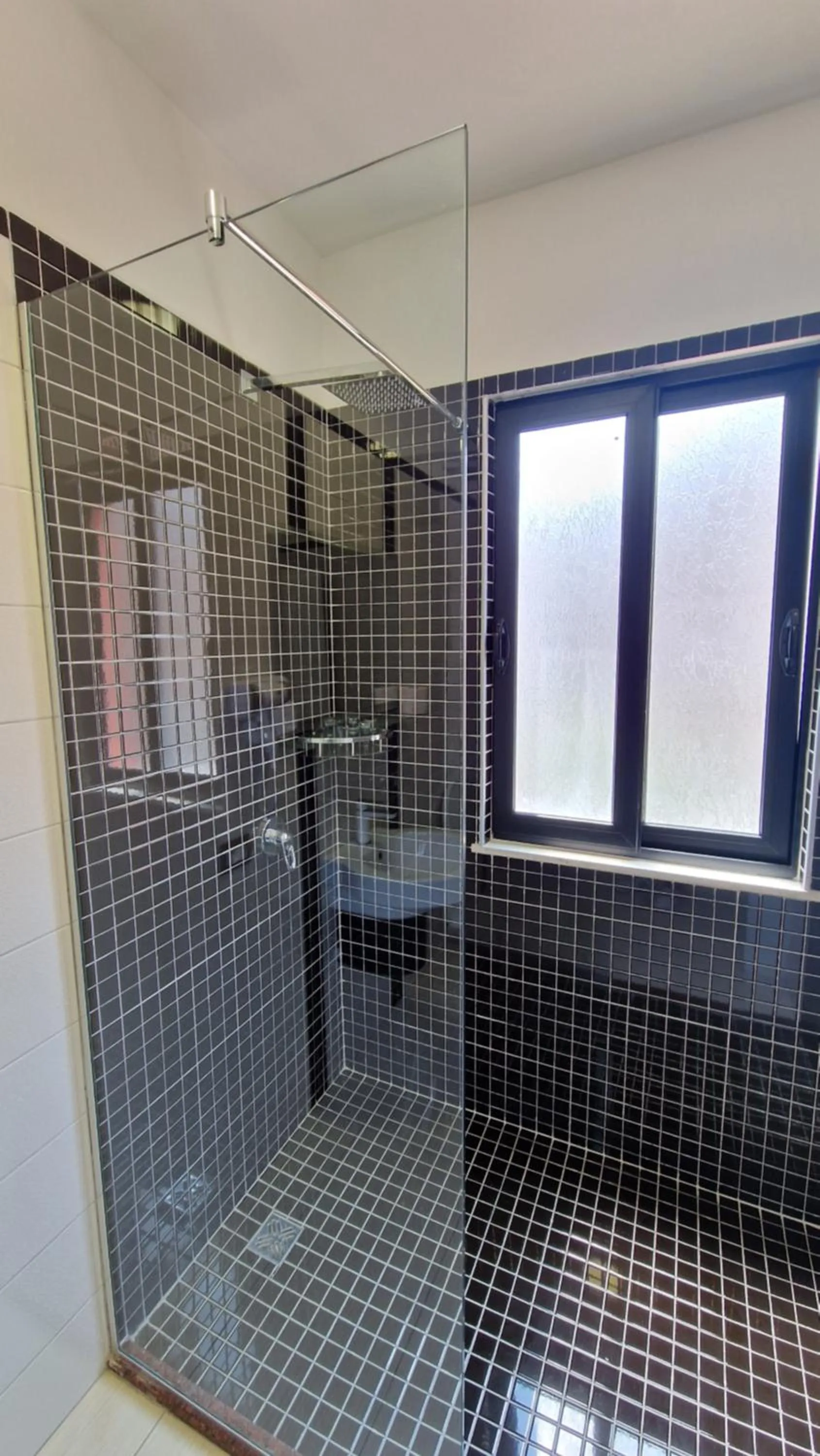 Shower in Frekel Hotel