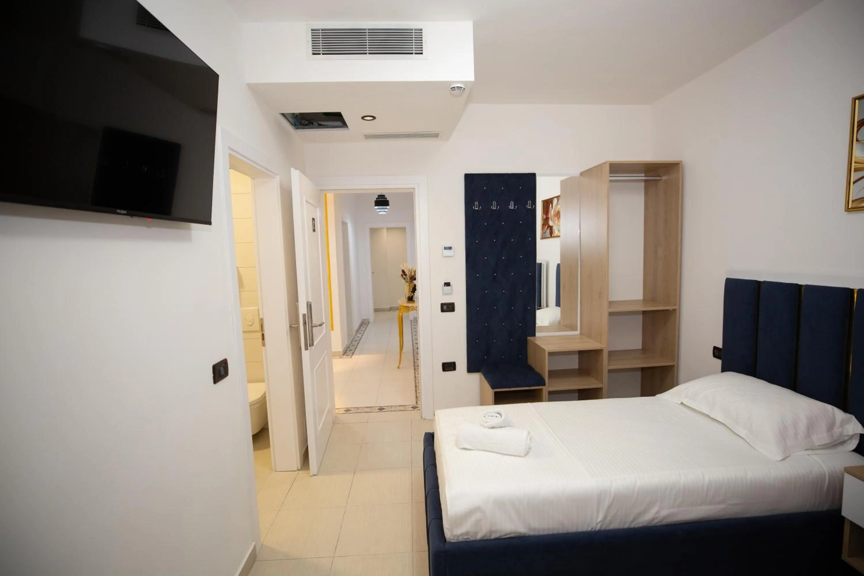 Communal lounge/ TV room, Bed in Frekel Hotel