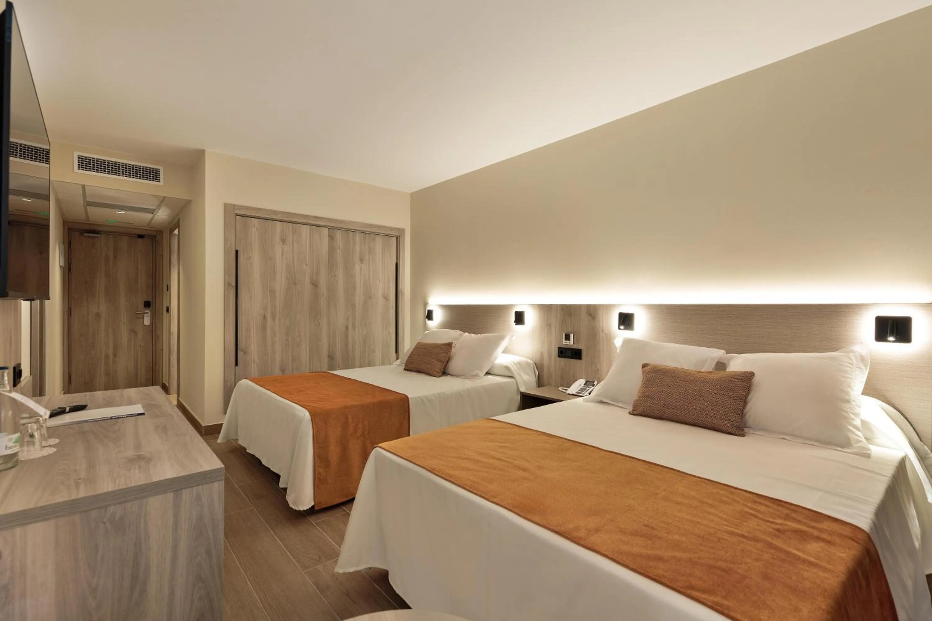 Photo of the whole room, Bed in Hotel Best Oasis Tropical