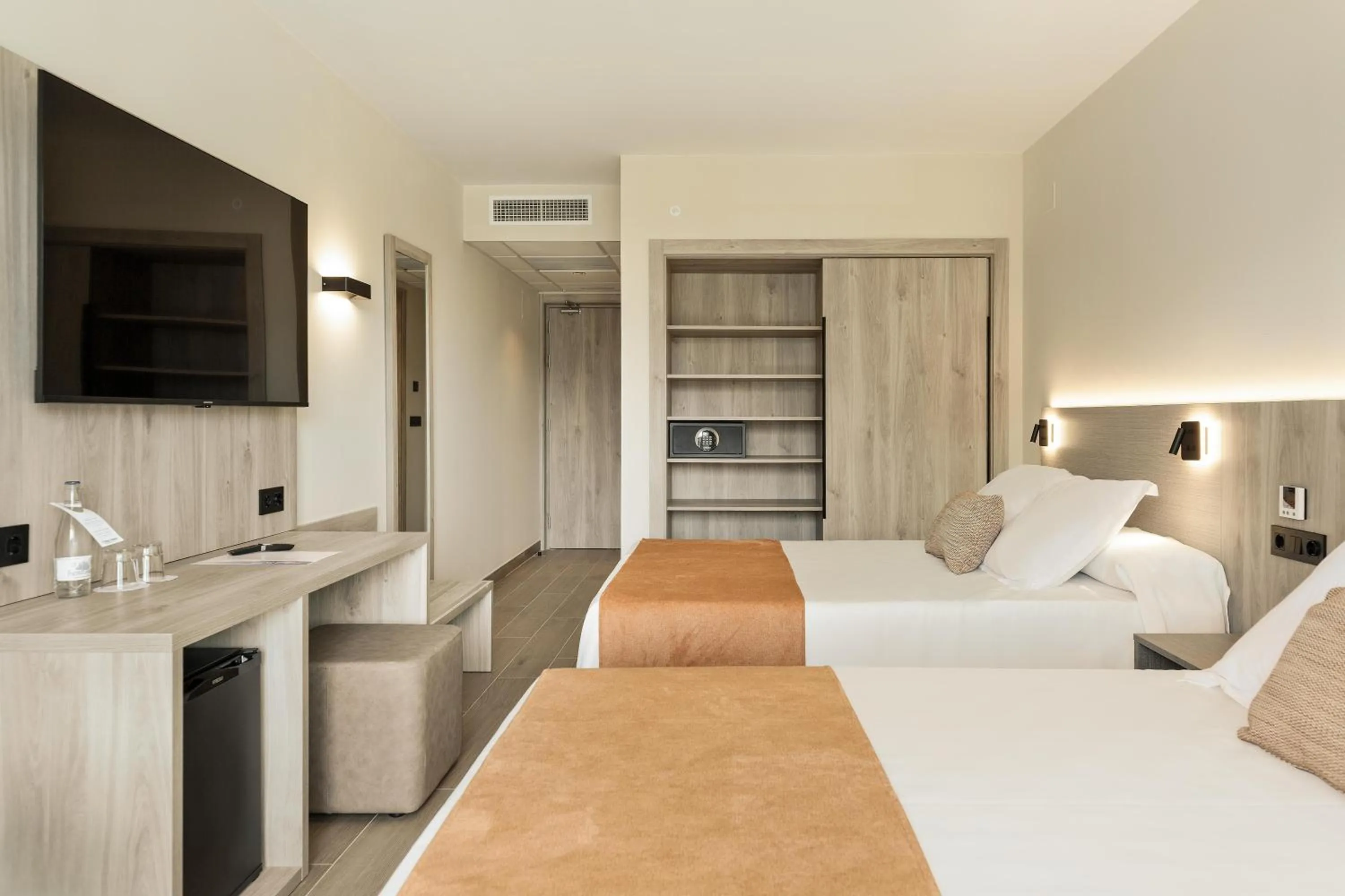 Photo of the whole room, Bed in Hotel Best Oasis Tropical