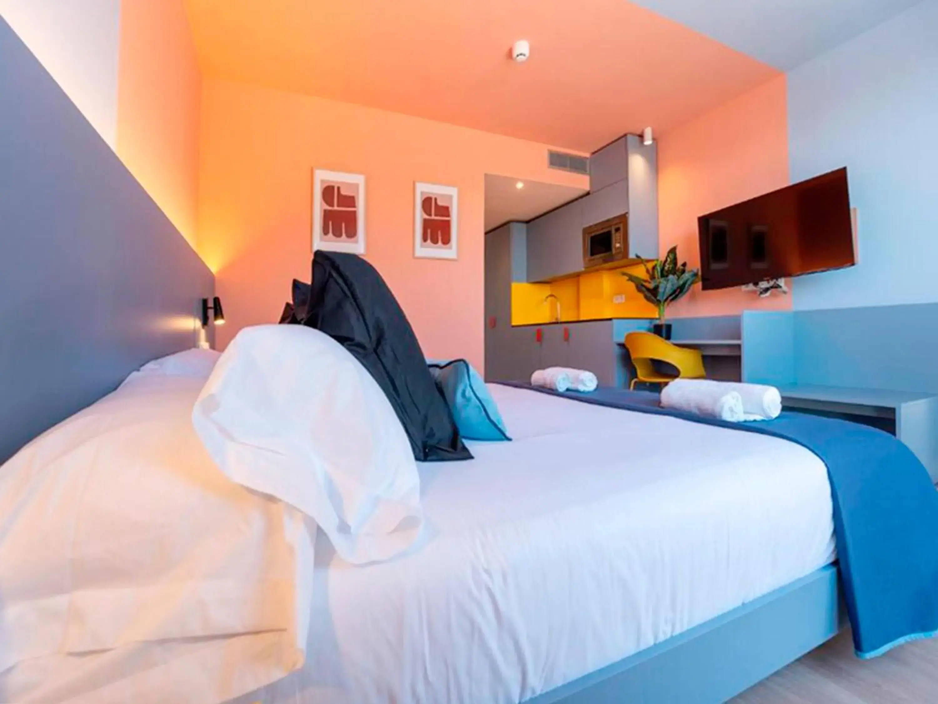 One-Bedroom Apartment with Balcony and Sea View in La marina sunset 3000 One-Bedroom Apartment with Balcony and Sea View in La marina sunset 3000