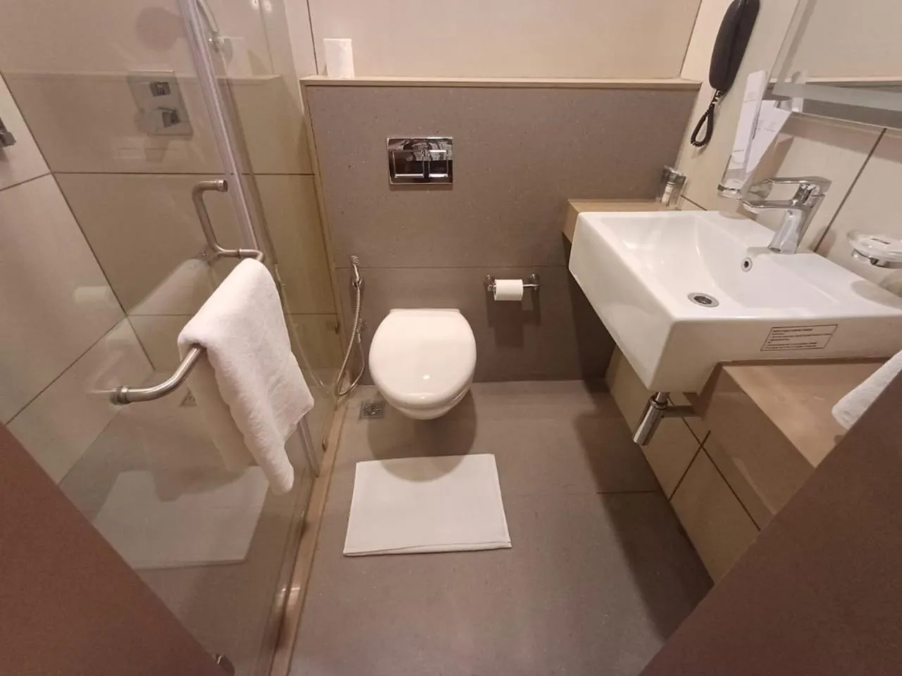 Bathroom in Hotel Raai Hosur