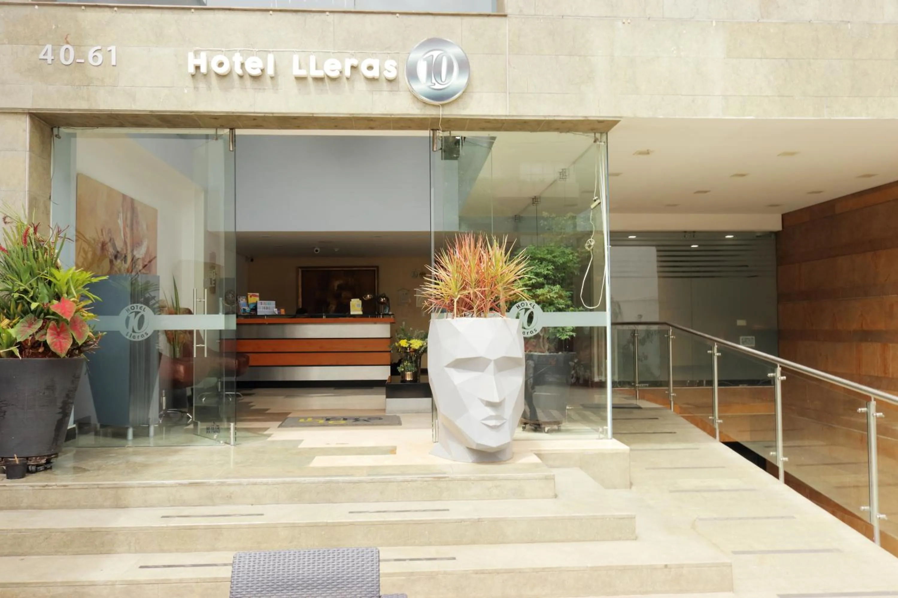 Property building in Hotel Lleras 10