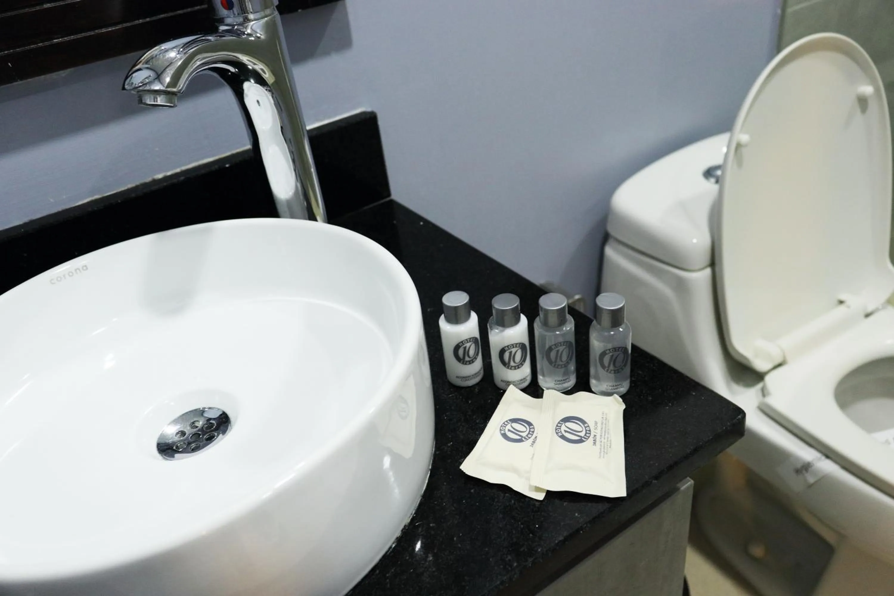 Bathroom in Hotel Lleras 10