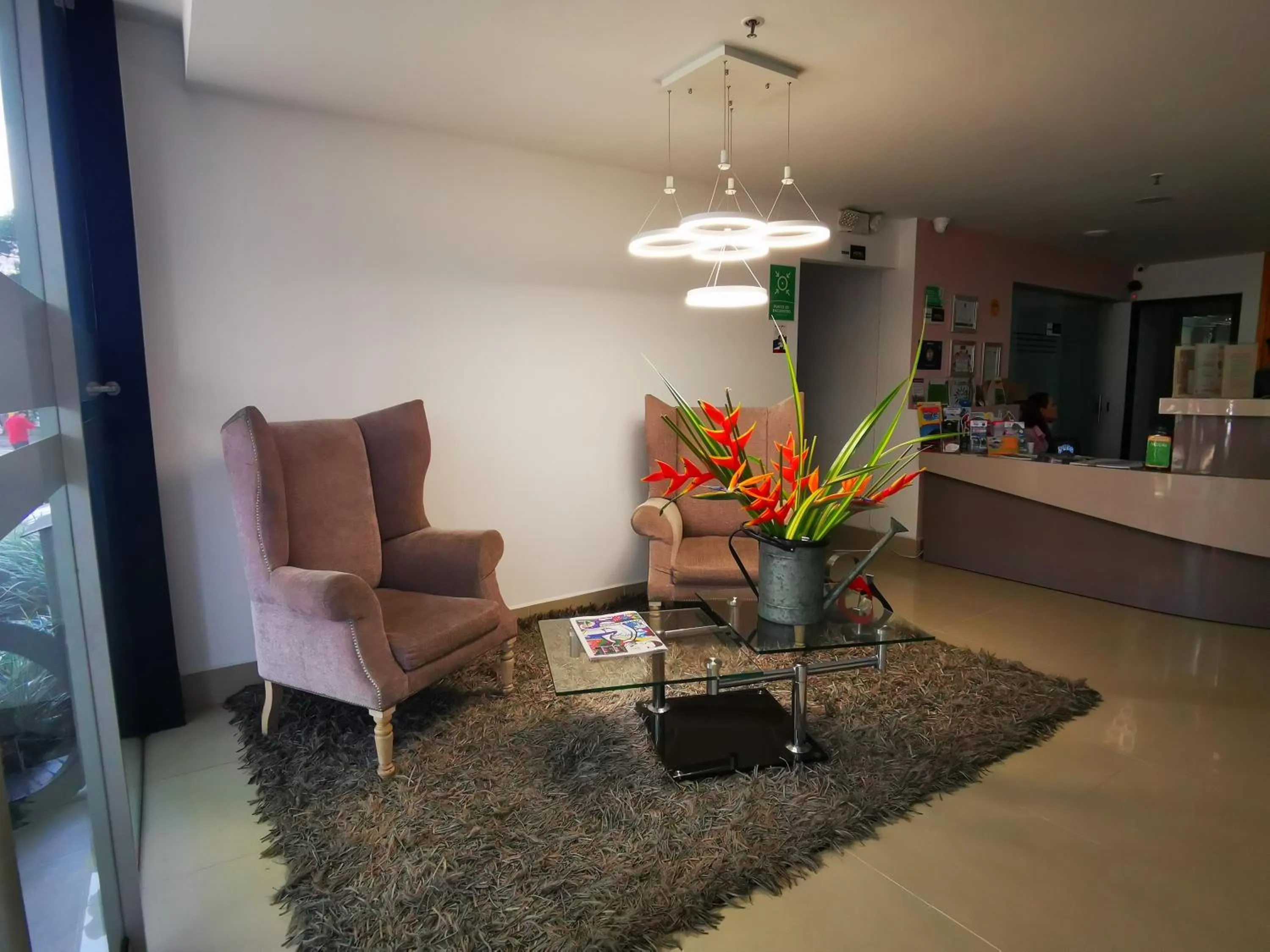 Living room in Hotel Lleras Express