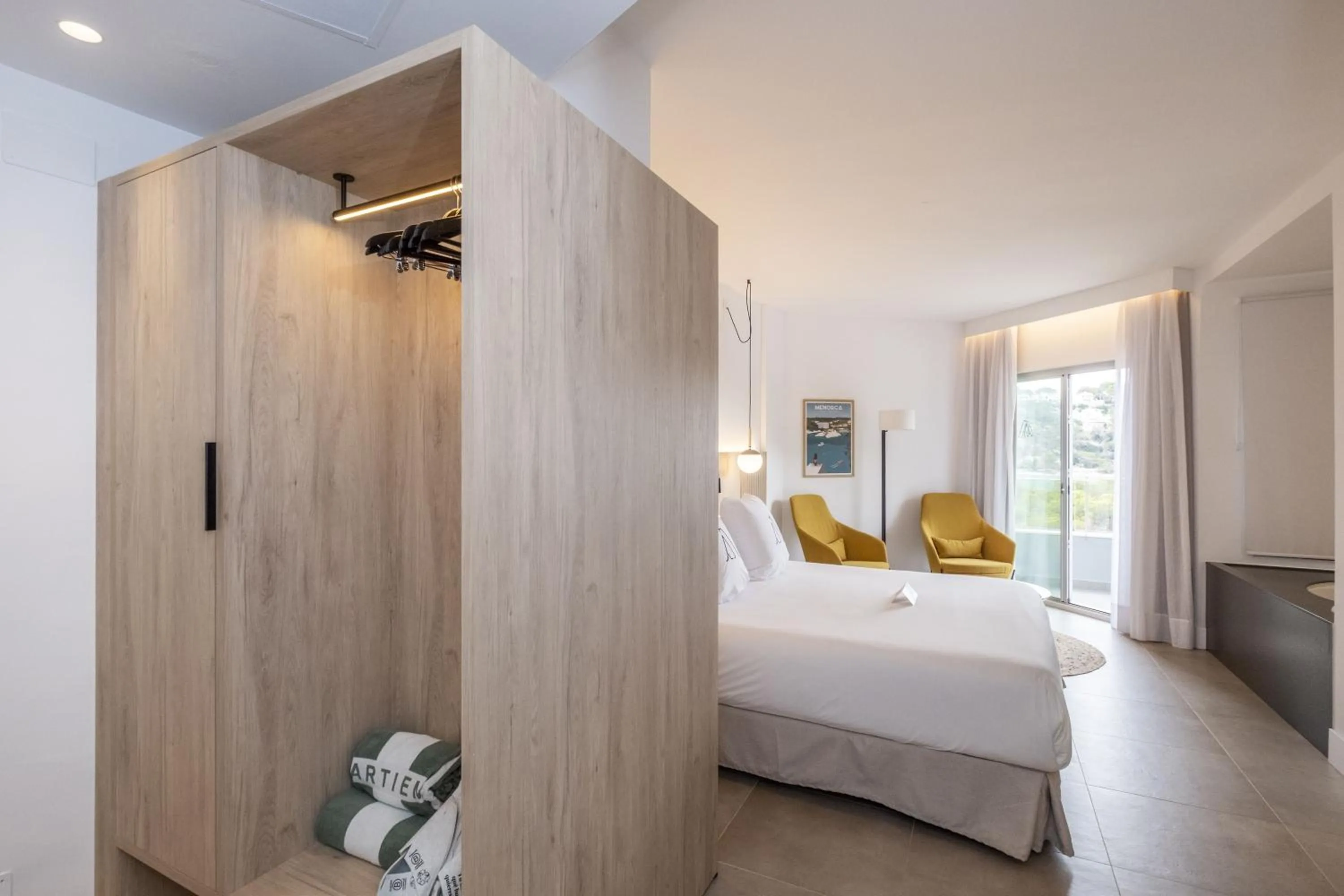 wardrobe, Bed in ARTIEM Audax - Adults Only