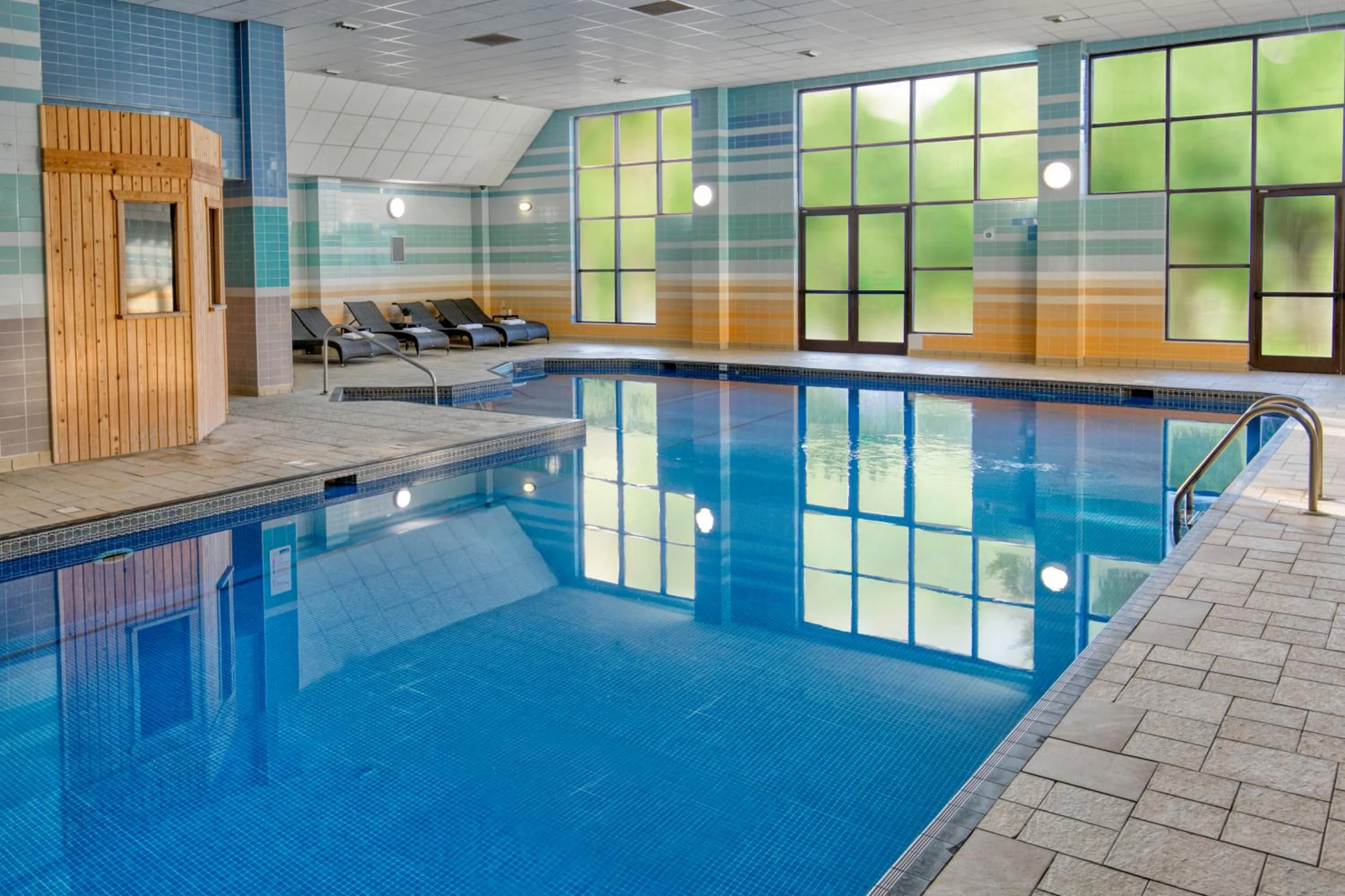 Swimming pool in Stratford Manor Hotel