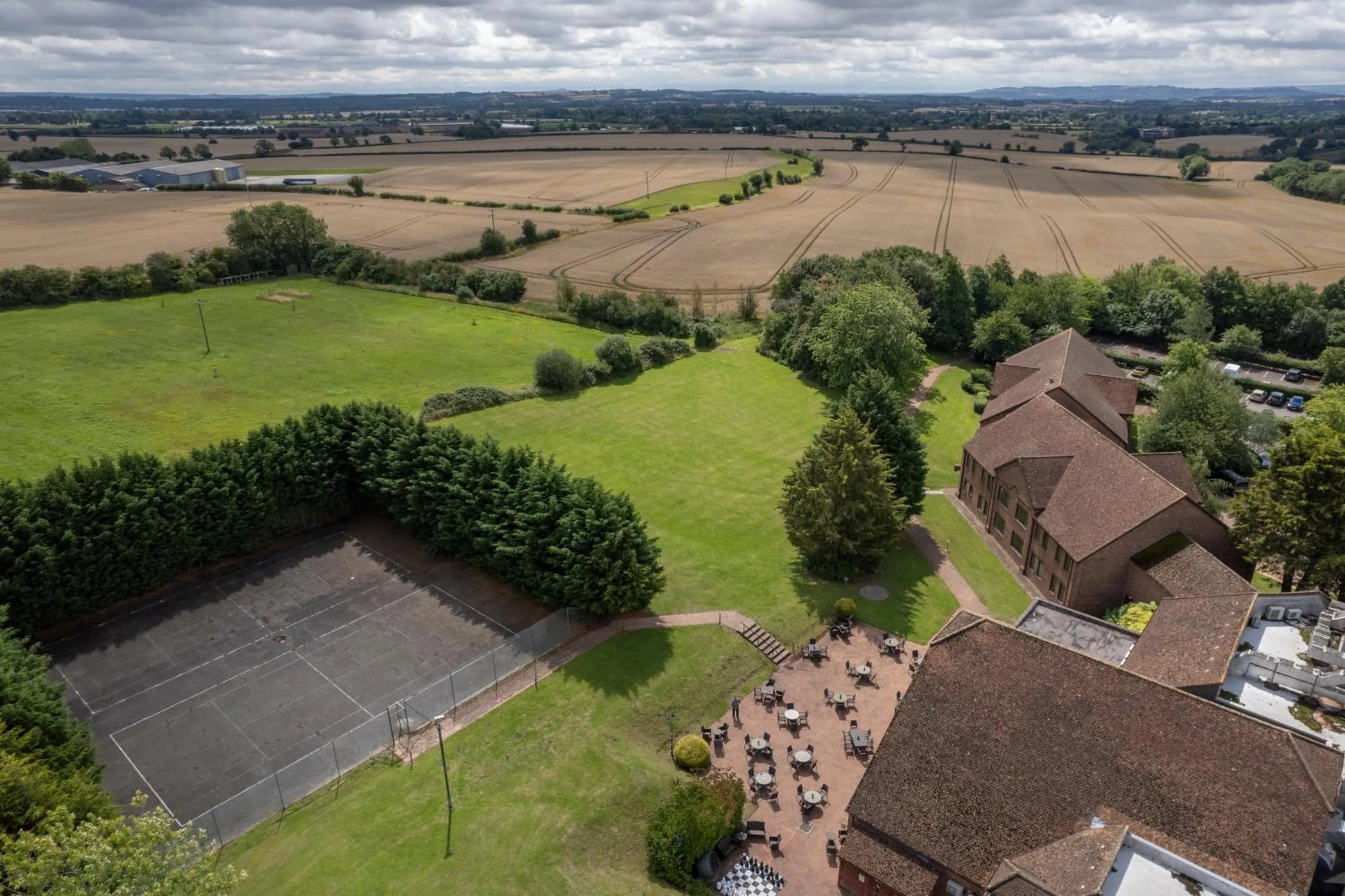 Tennis court in Stratford Manor Hotel