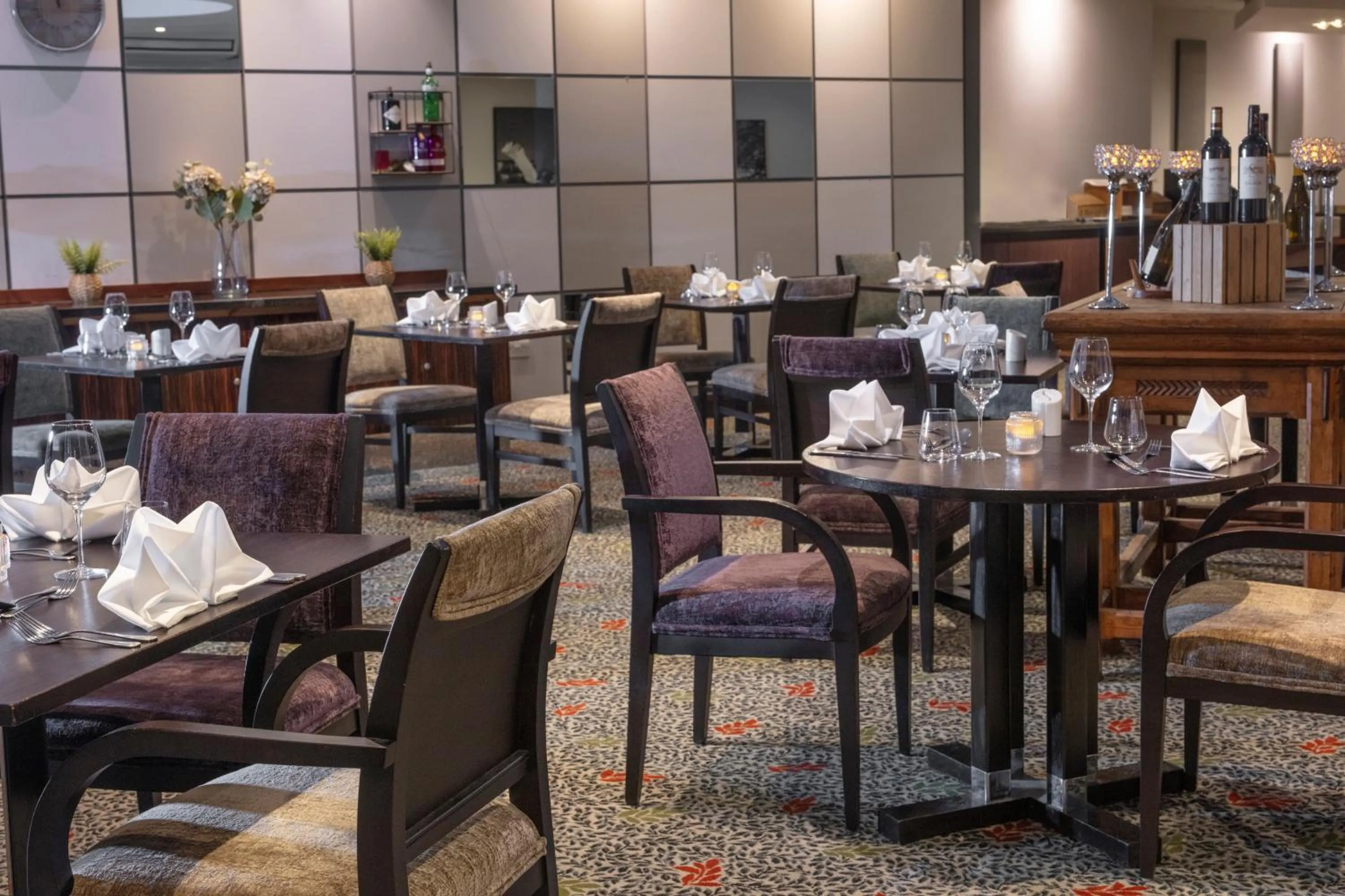 Restaurant/places to eat in Stratford Manor Hotel