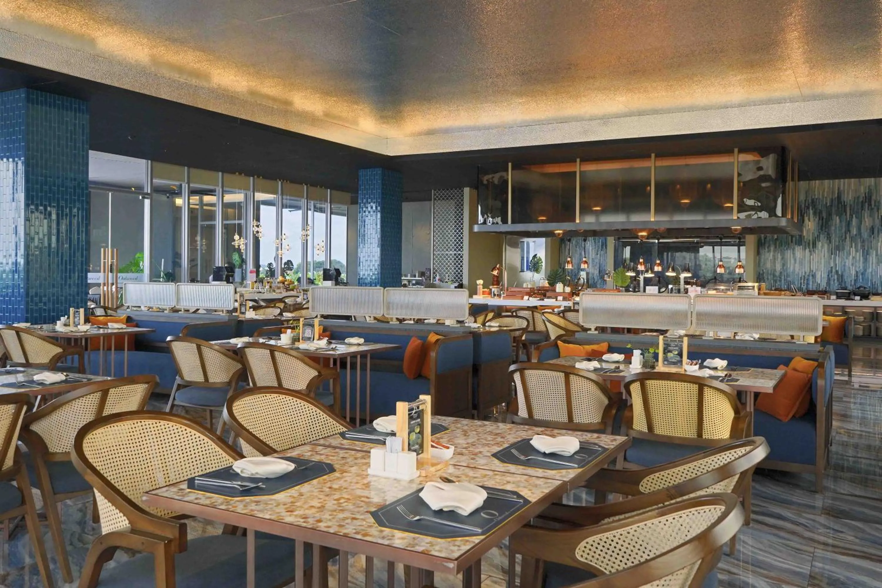 Restaurant/places to eat in Oakwood Hotel & Apartments Grand Batam
