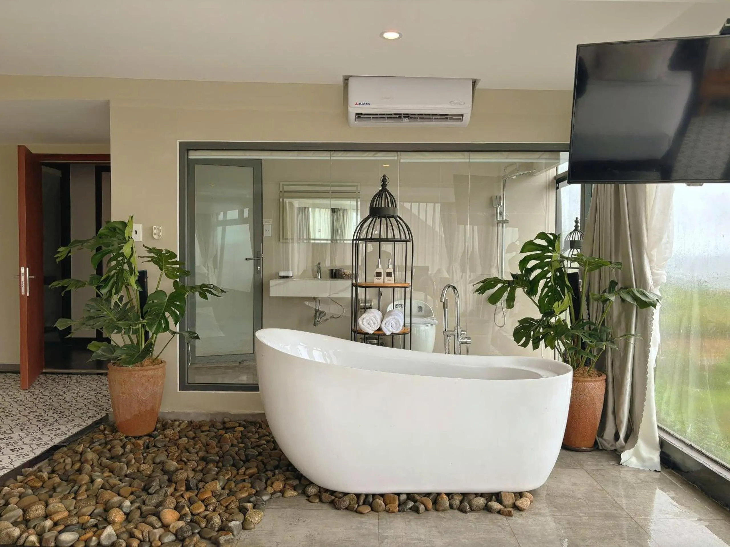 Hot Tub in The Manor Villas Da Lat