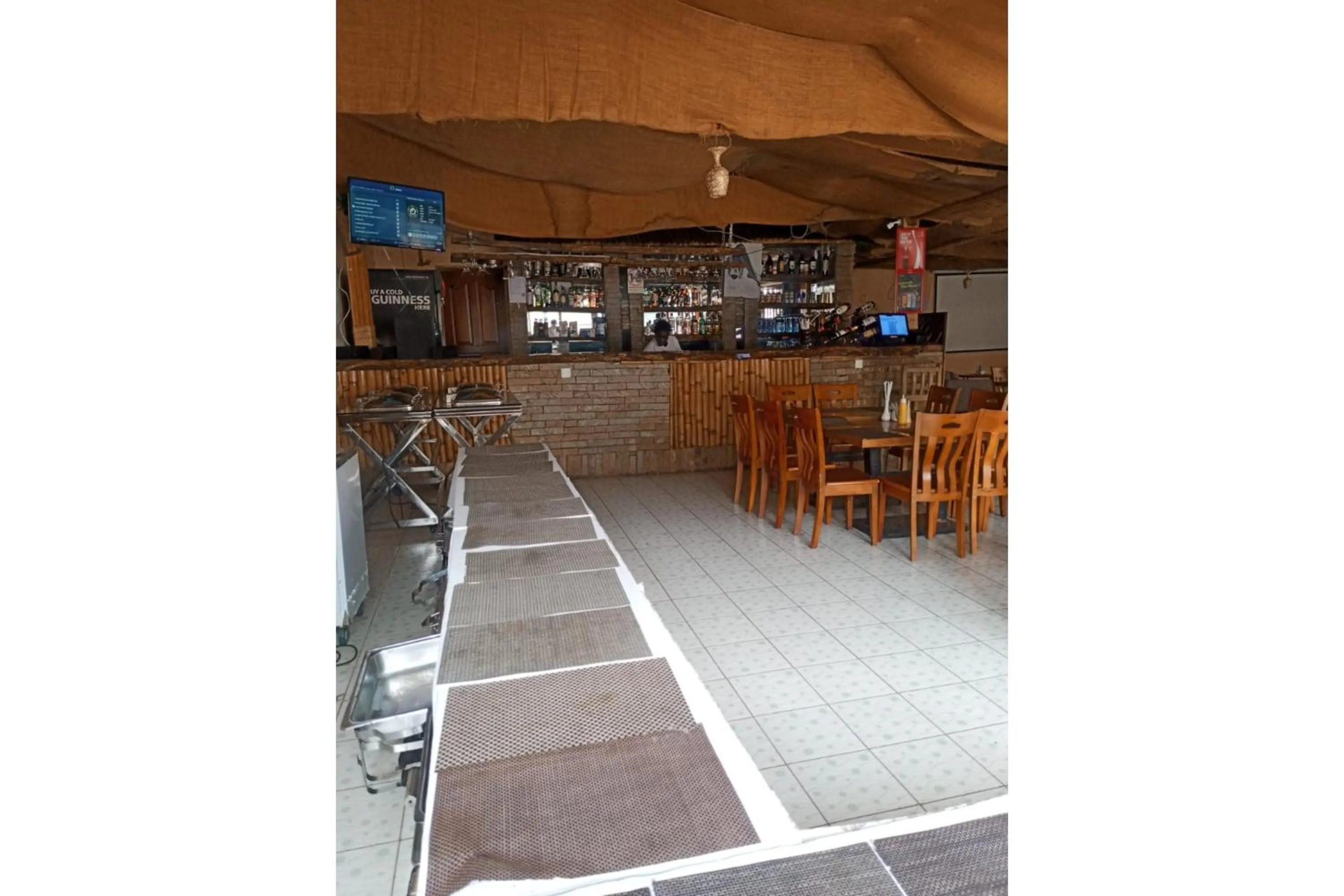 Restaurant/places to eat in Parkview Safari Hotel & Apartments