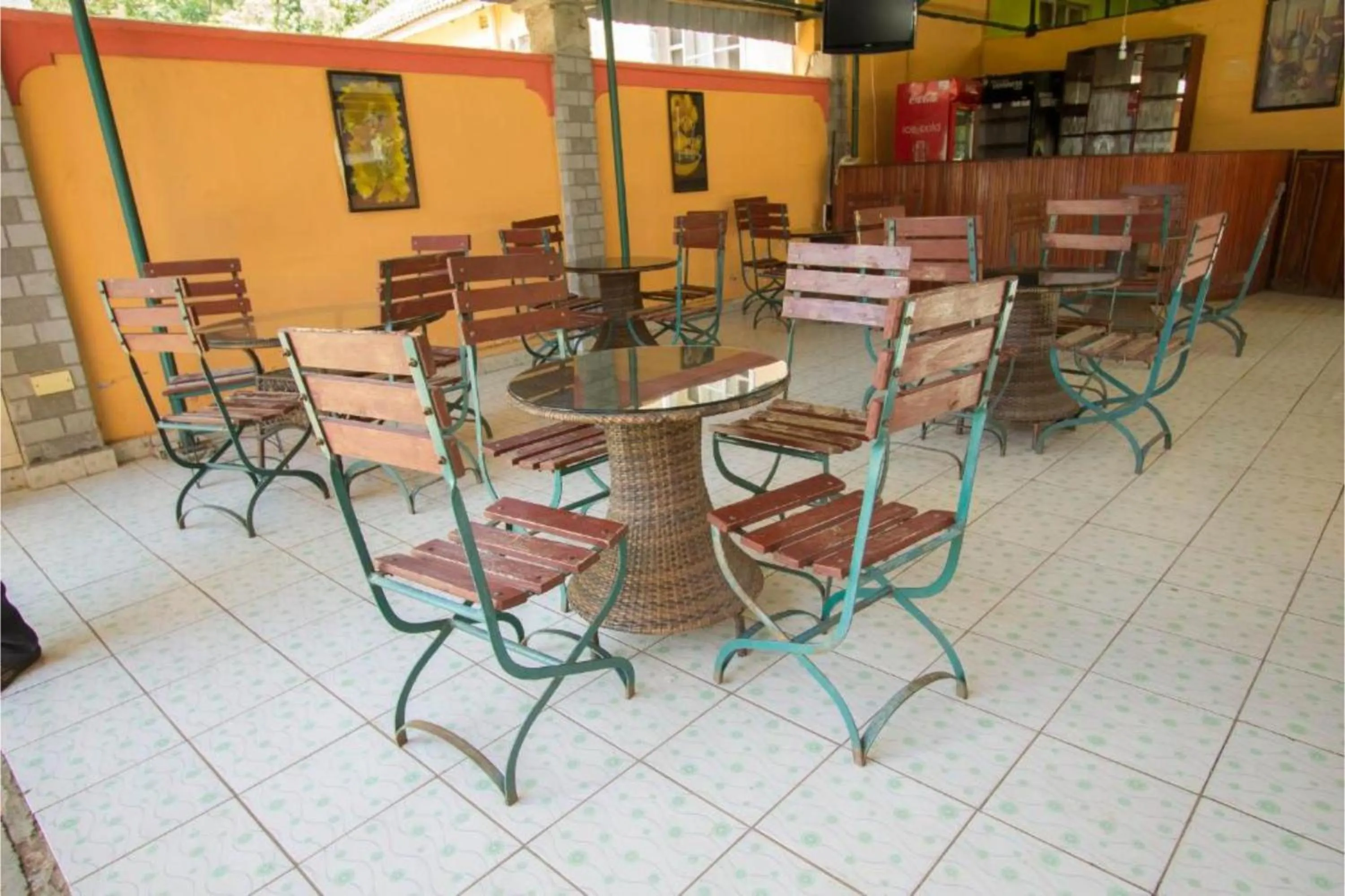 Restaurant/places to eat in Parkview Safari Hotel & Apartments