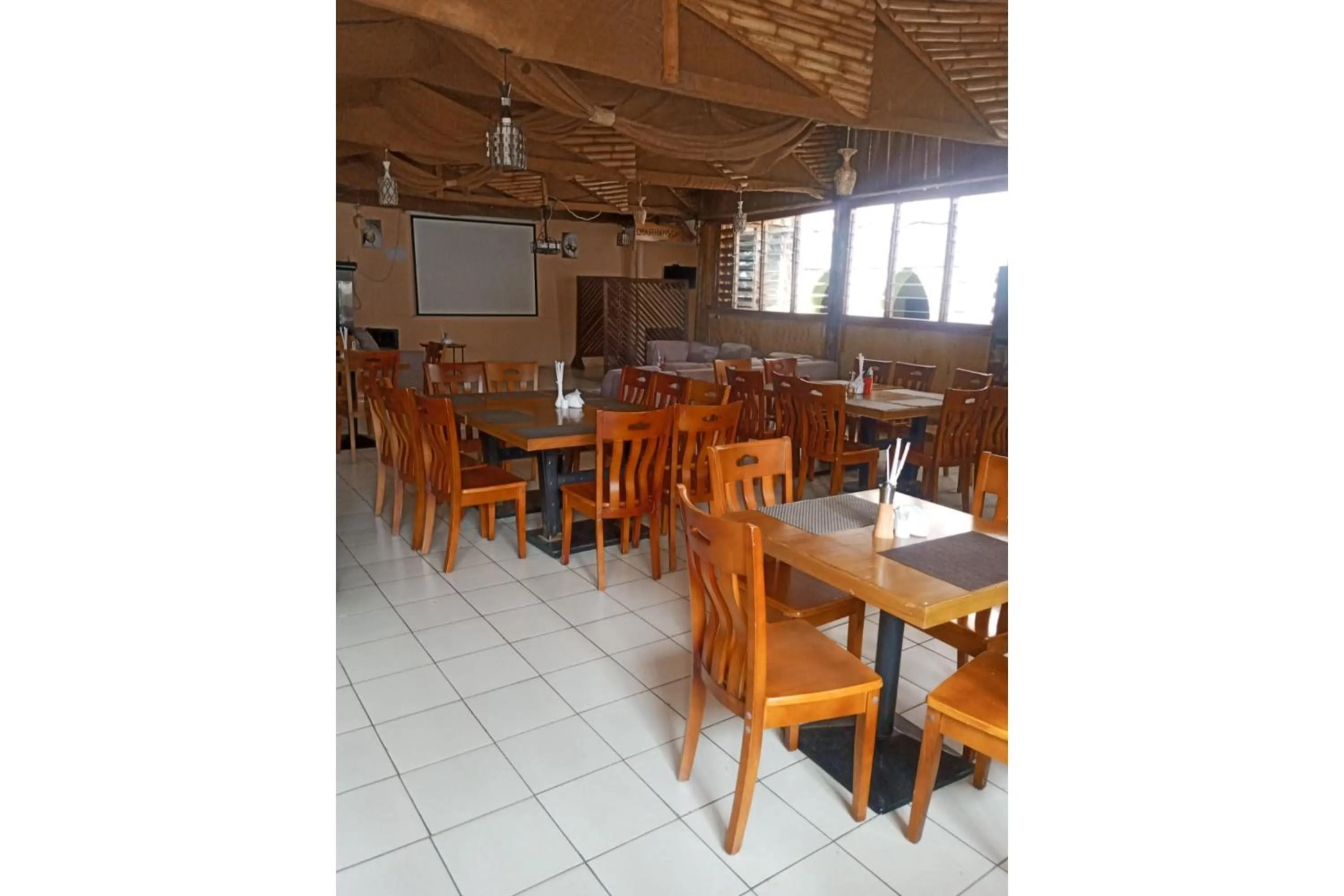 Restaurant/places to eat in Parkview Safari Hotel & Apartments