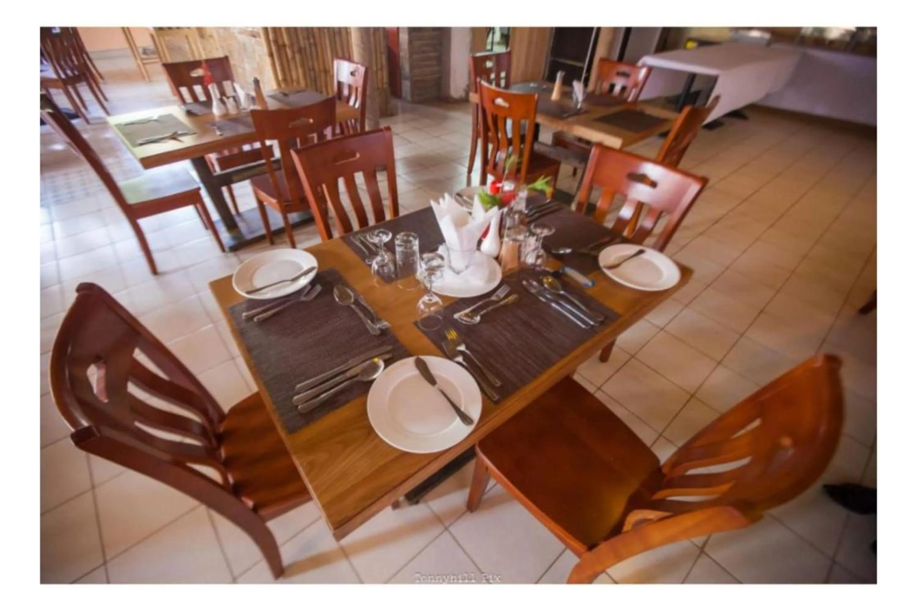 Restaurant/places to eat in Parkview Safari Hotel & Apartments