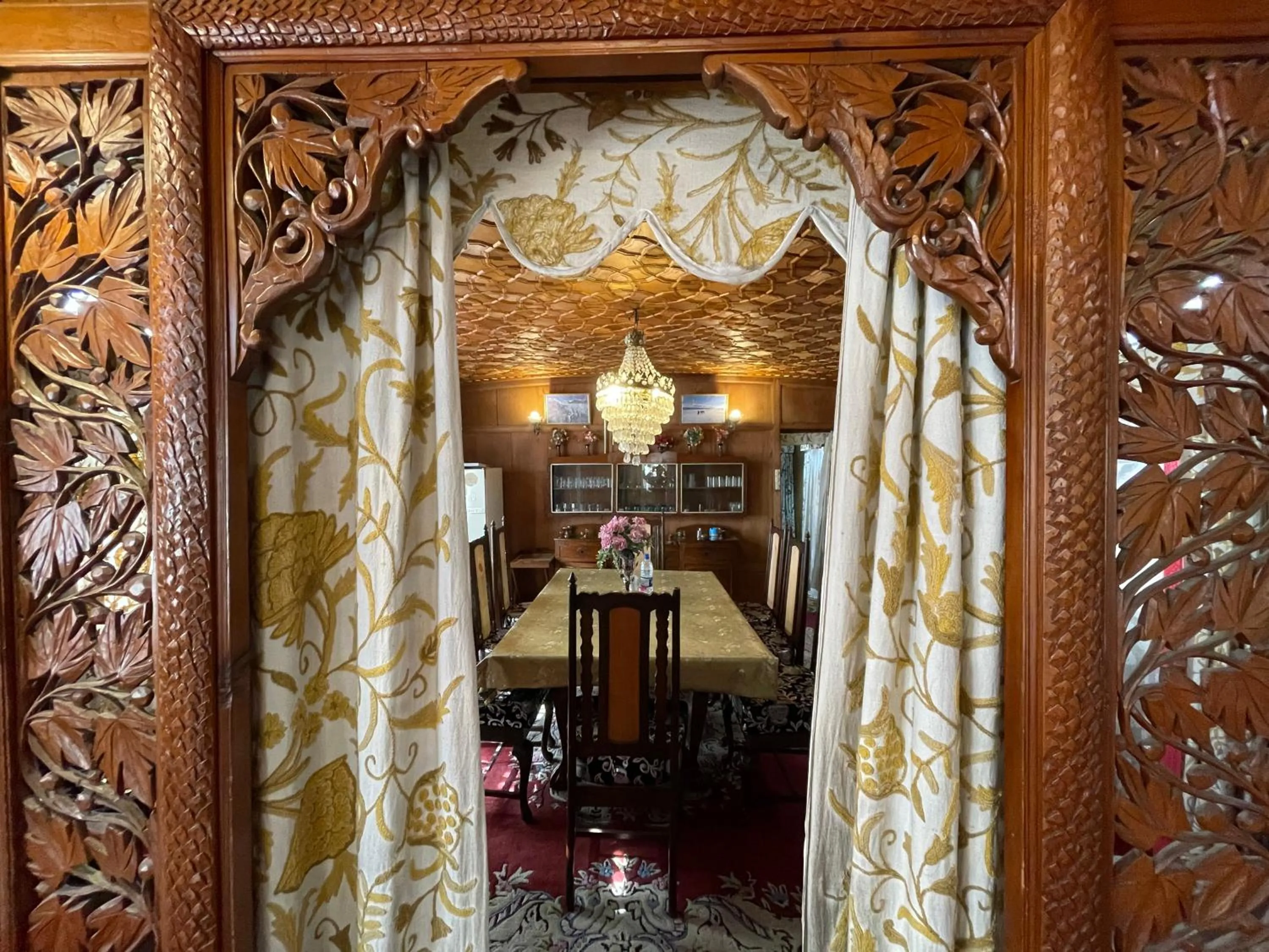 New Sea Palace Houseboats