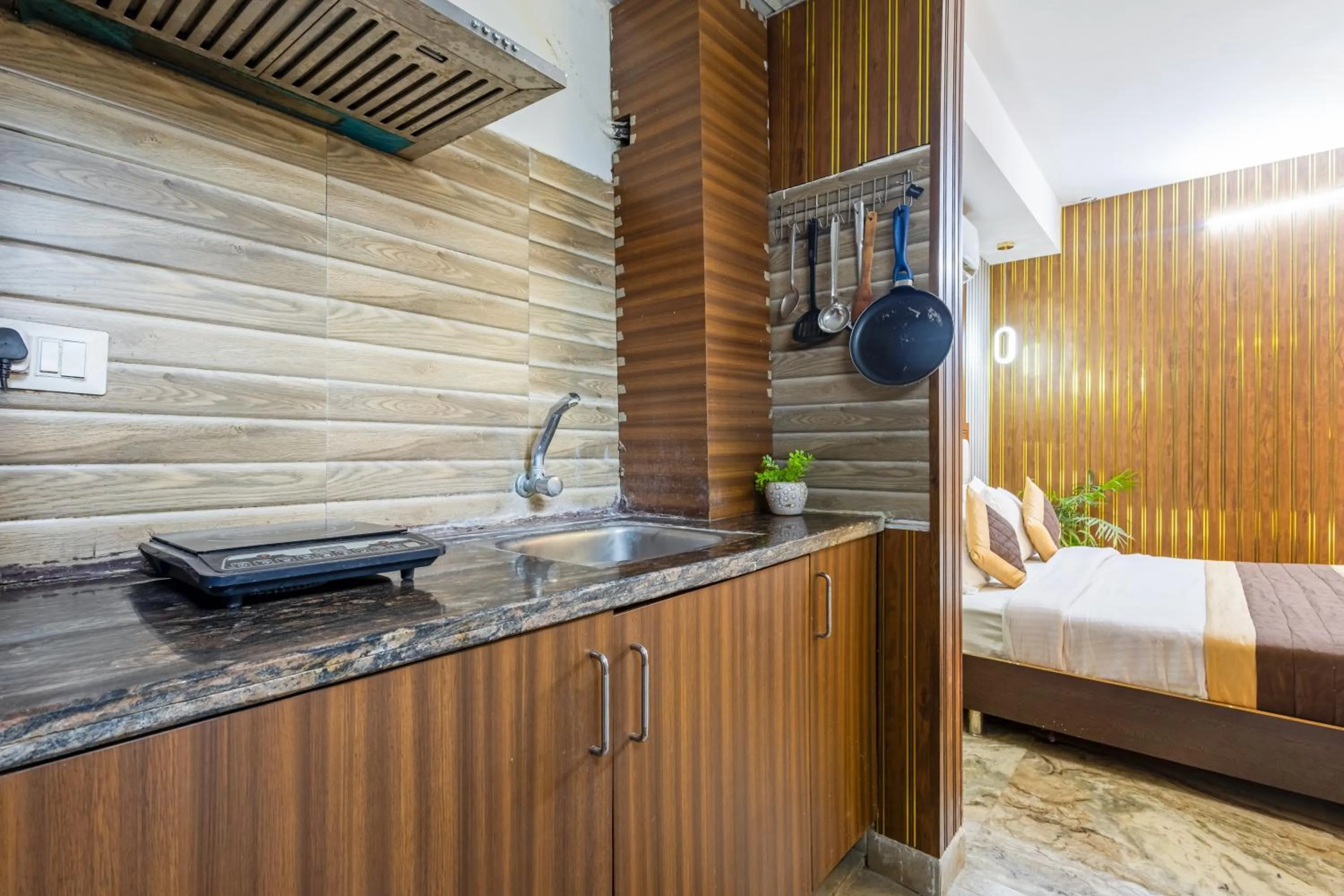 Kitchen or kitchenette, Bed in Hotel Ashiyana Elite I Near Dlf Golf Course Road I Gurgaon