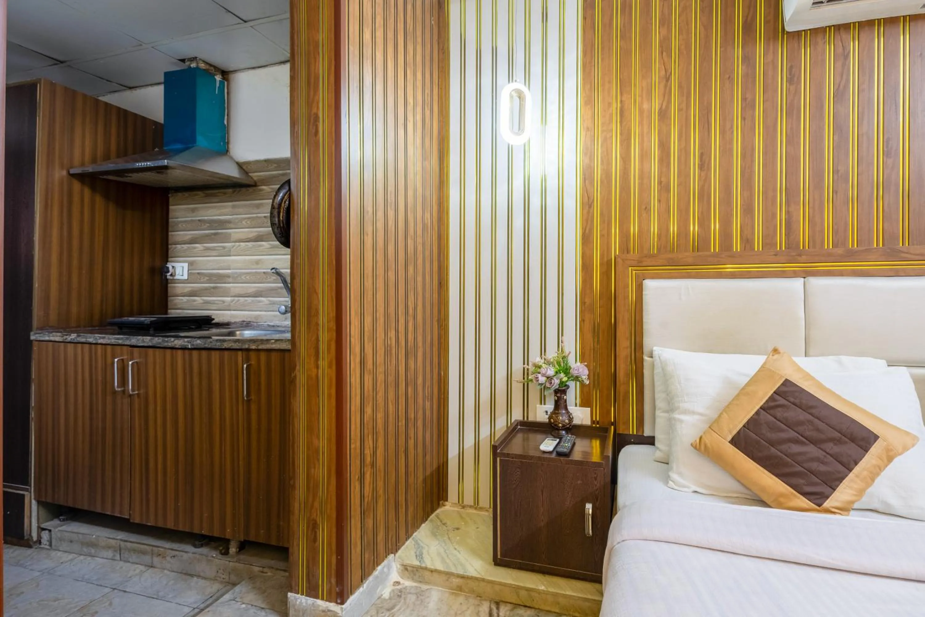 Kitchen or kitchenette, Bed in Hotel Ashiyana Elite I Near Dlf Golf Course Road I Gurgaon