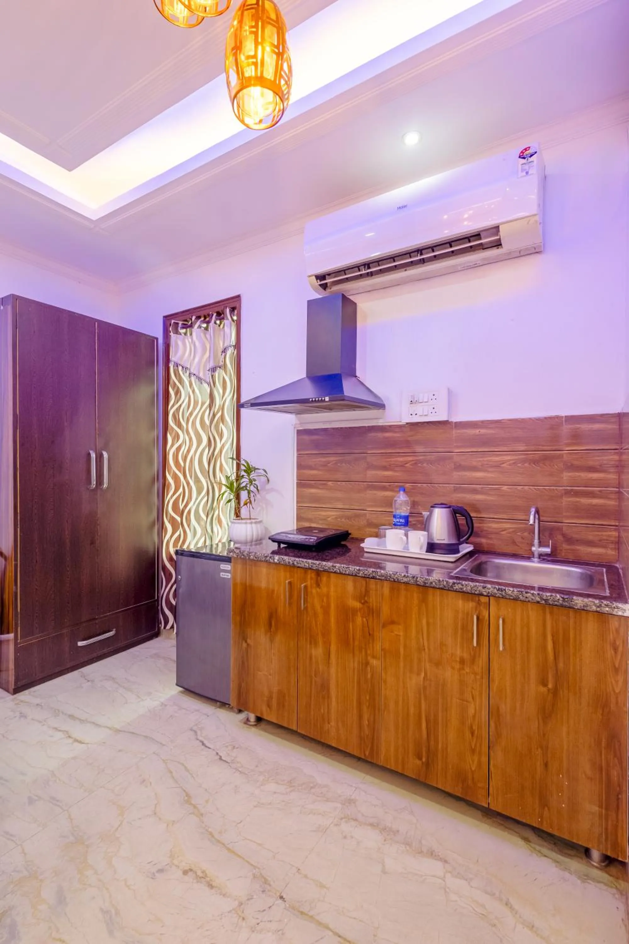 Kitchen or kitchenette in Hotel Ashiyana Elite I Near Dlf Golf Course Road I Gurgaon