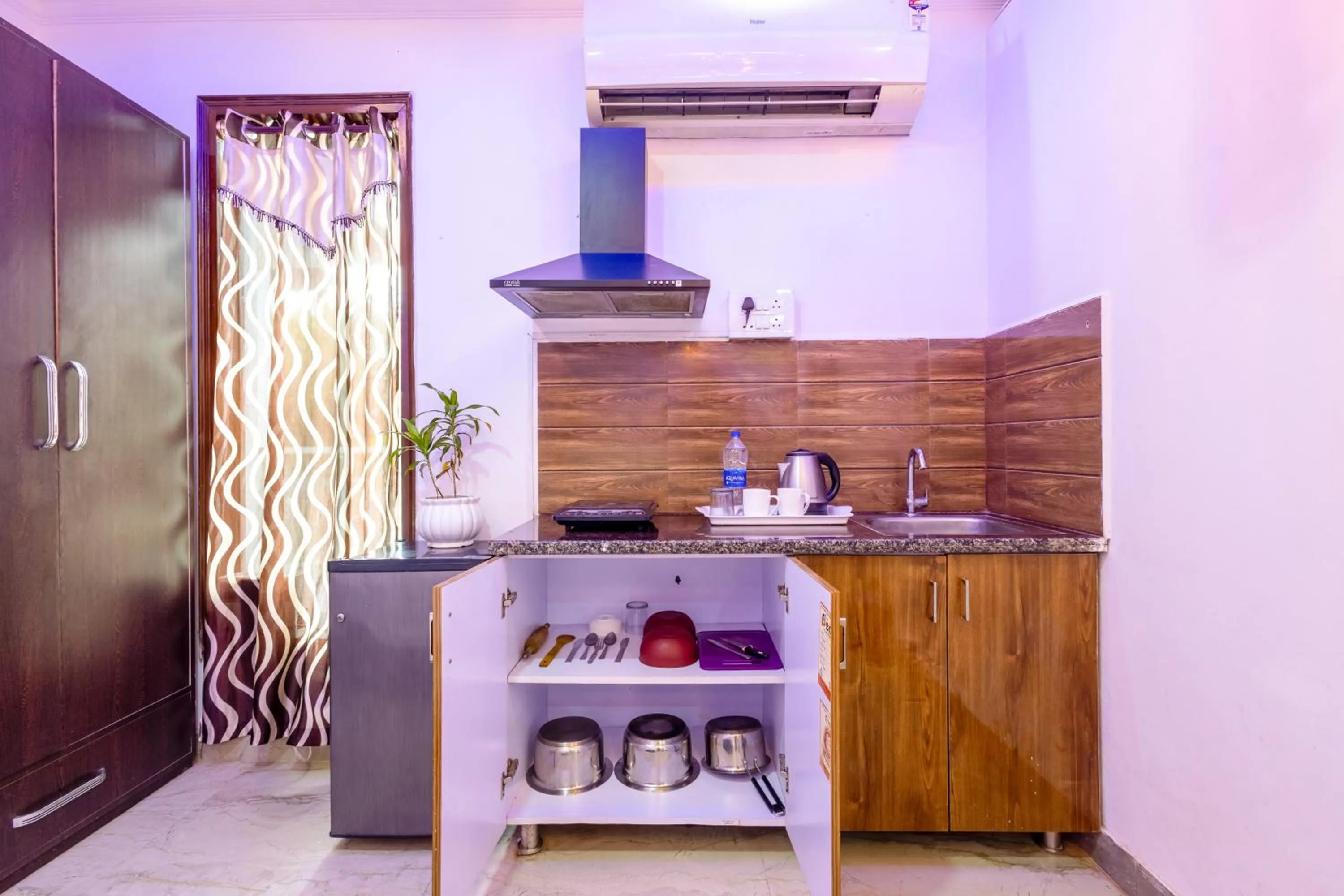 Kitchen or kitchenette in Hotel Ashiyana Elite I Near Dlf Golf Course Road I Gurgaon