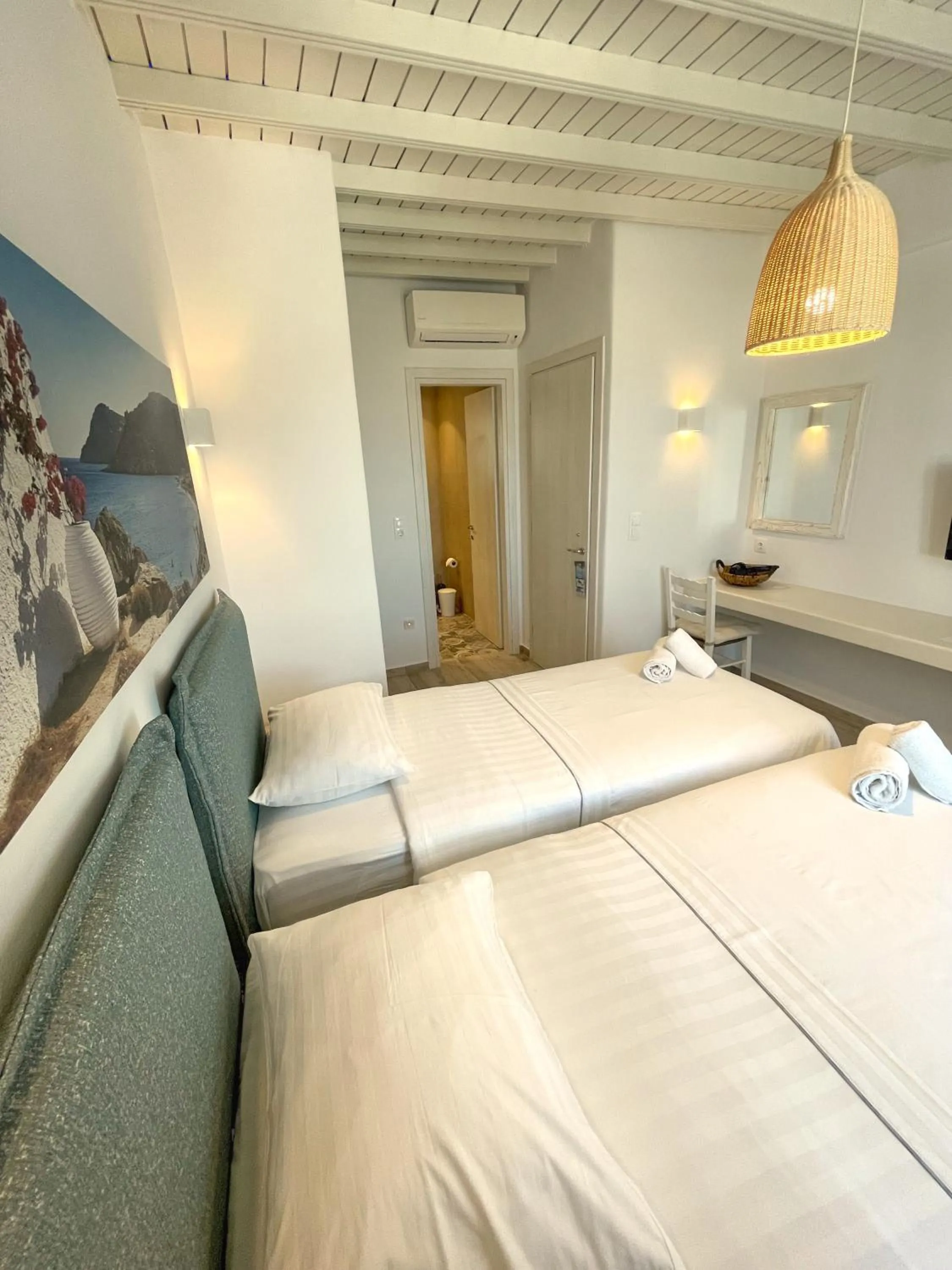 Photo of the whole room, Bed in Lefteris