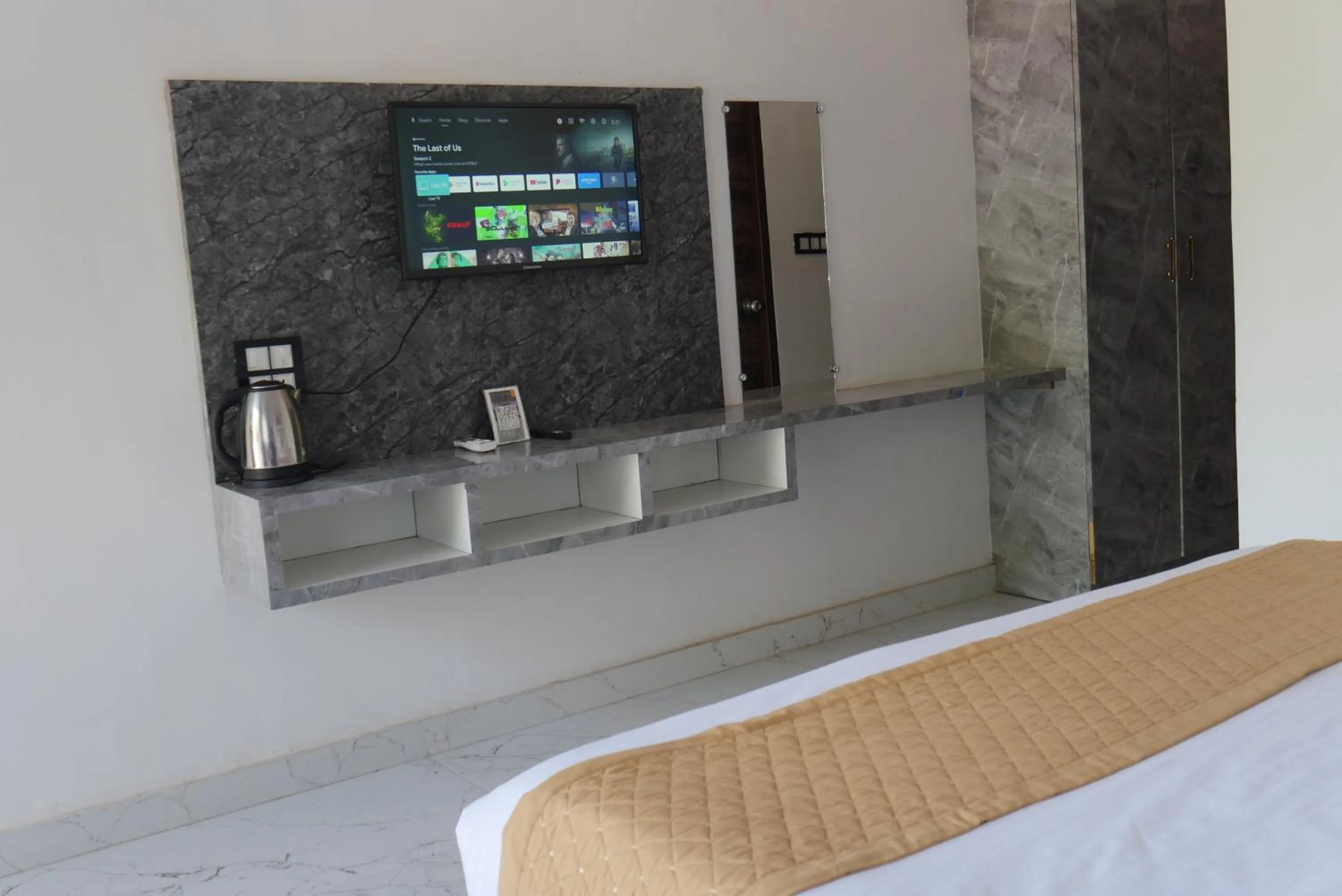 TV and multimedia, Bed in Cloud Forest