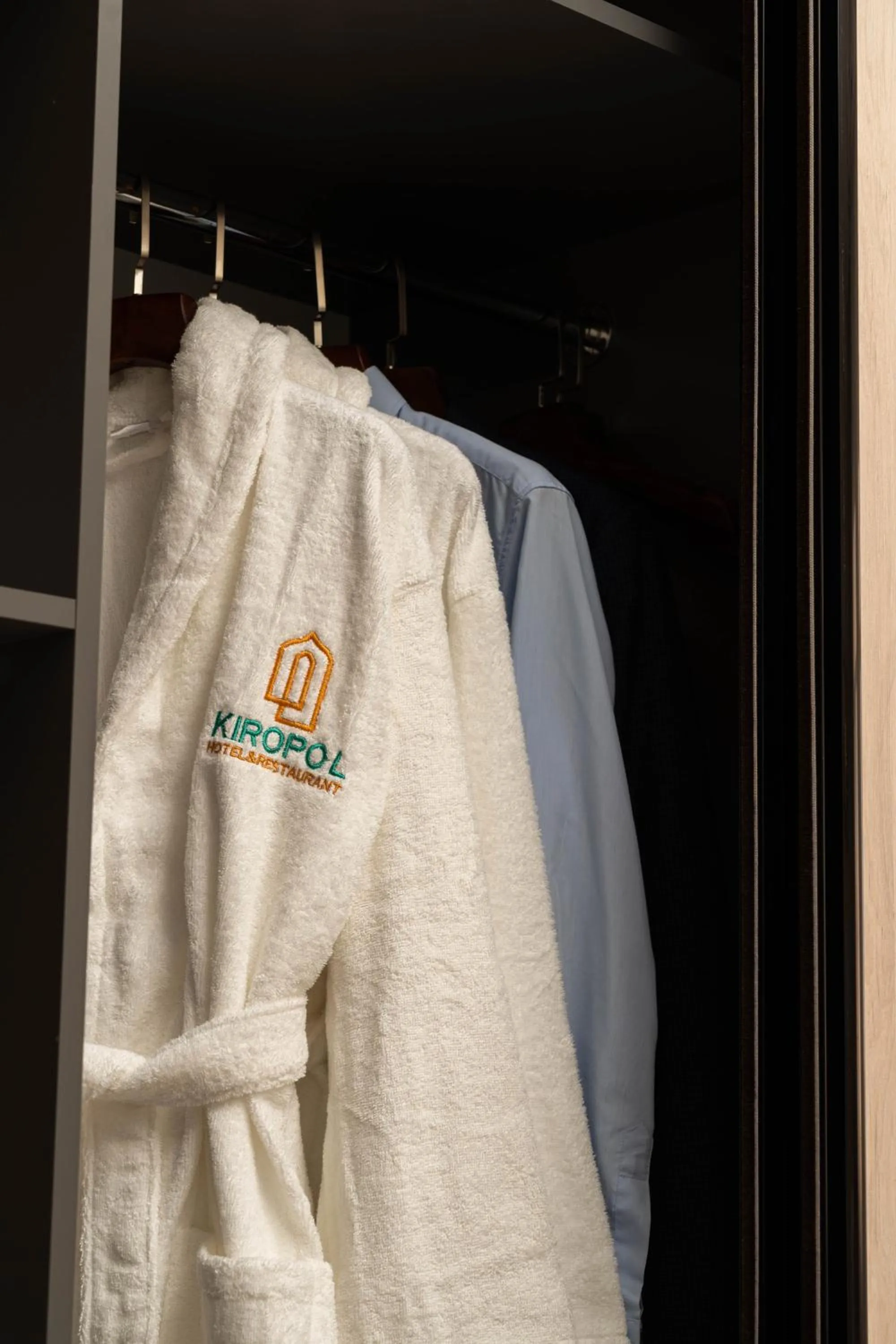 wardrobe in Kiropol Hotel & Restaurant