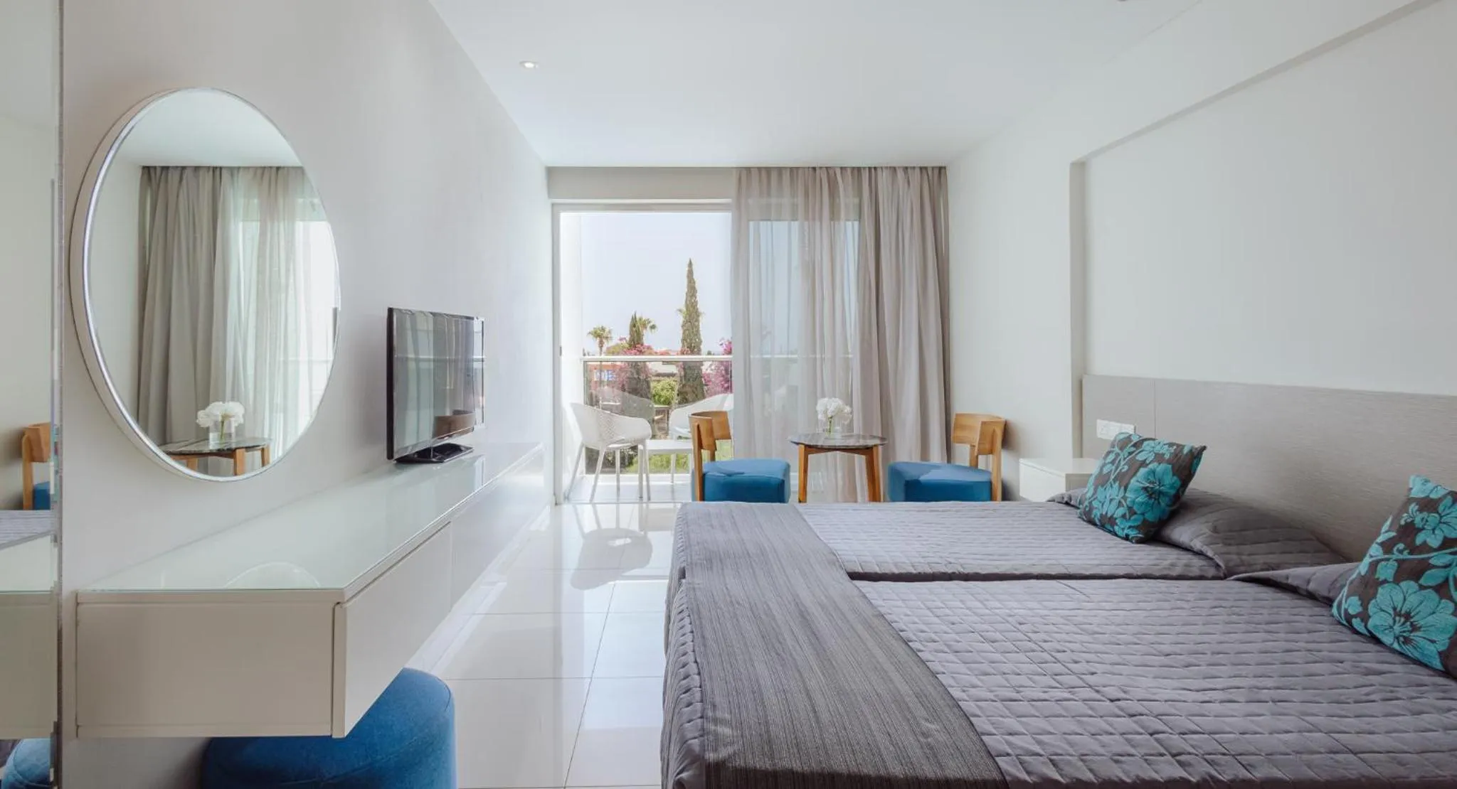 Photo of the whole room, Bed in River Rock Hotel