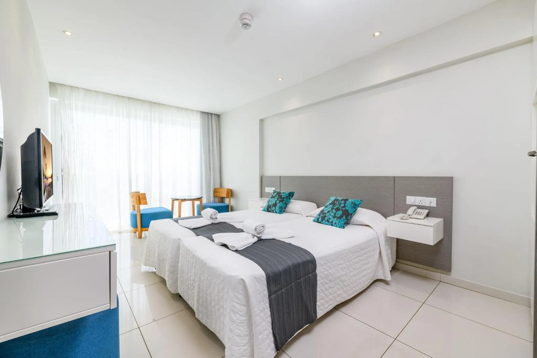 Photo of the whole room, Bed in River Rock Hotel