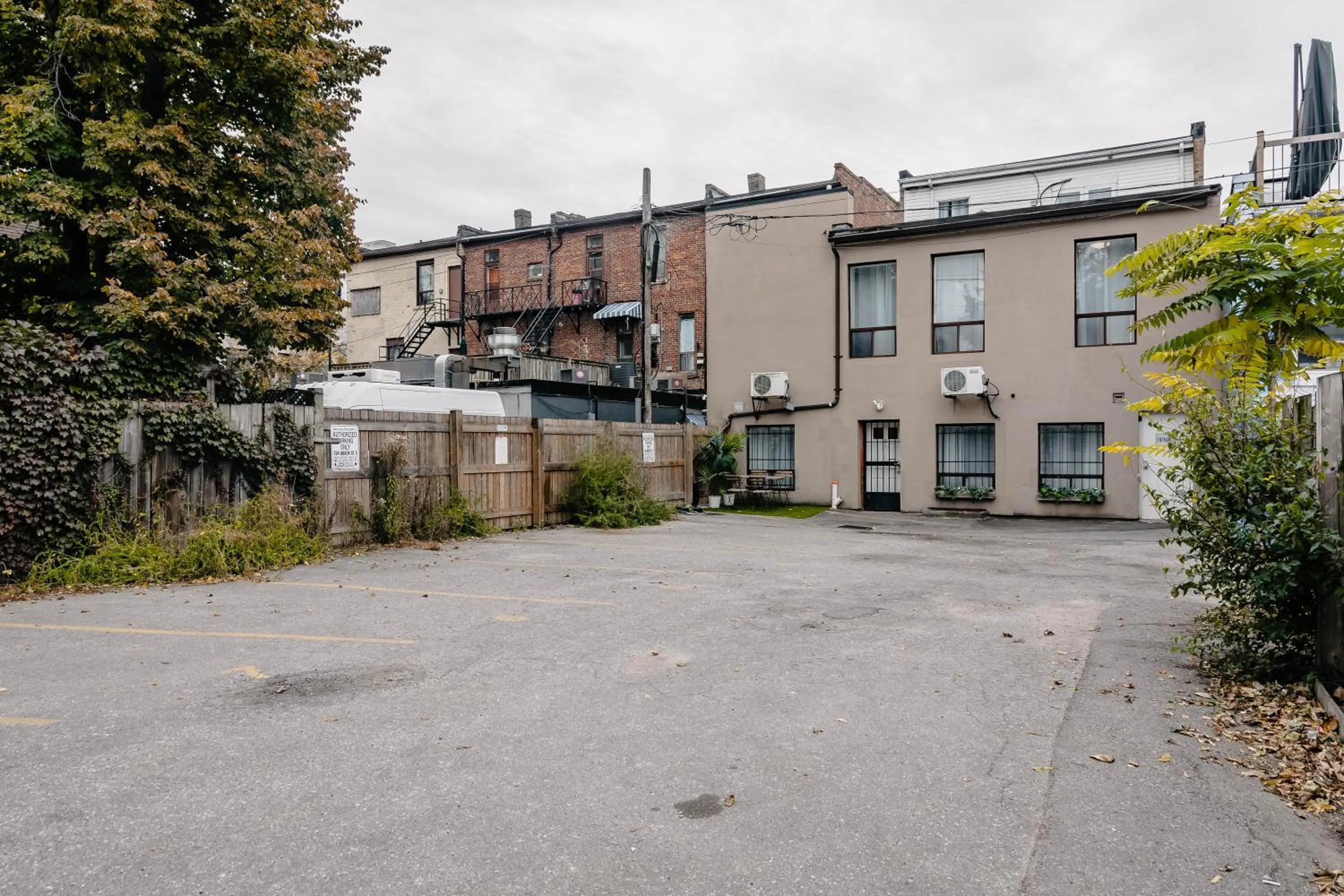 Facade/entrance in Lum The Queen