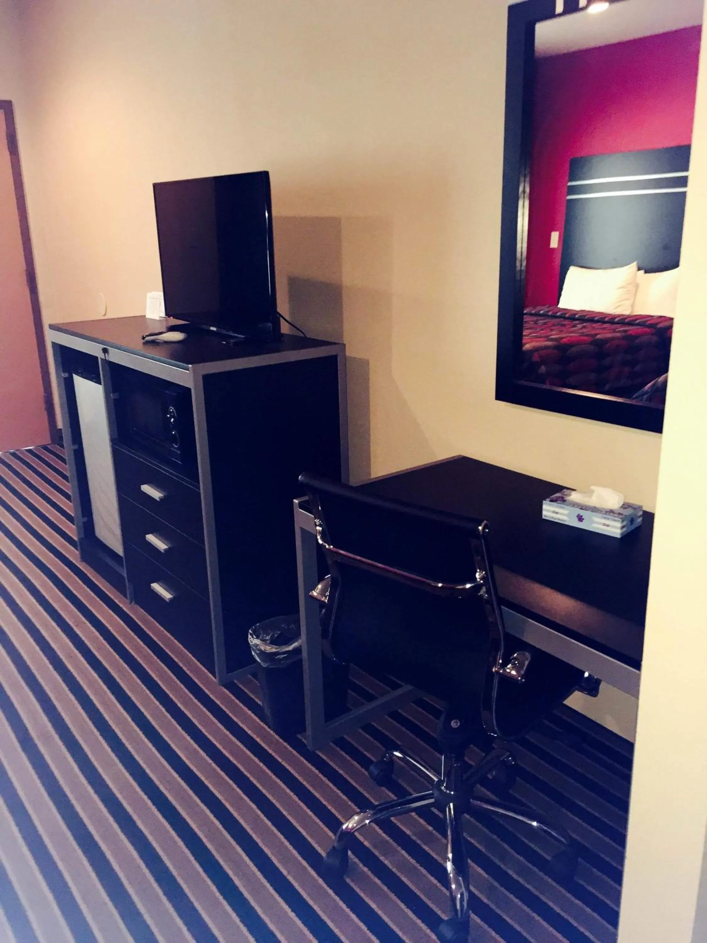 TV and multimedia in Texan Inn and Suites Tilden