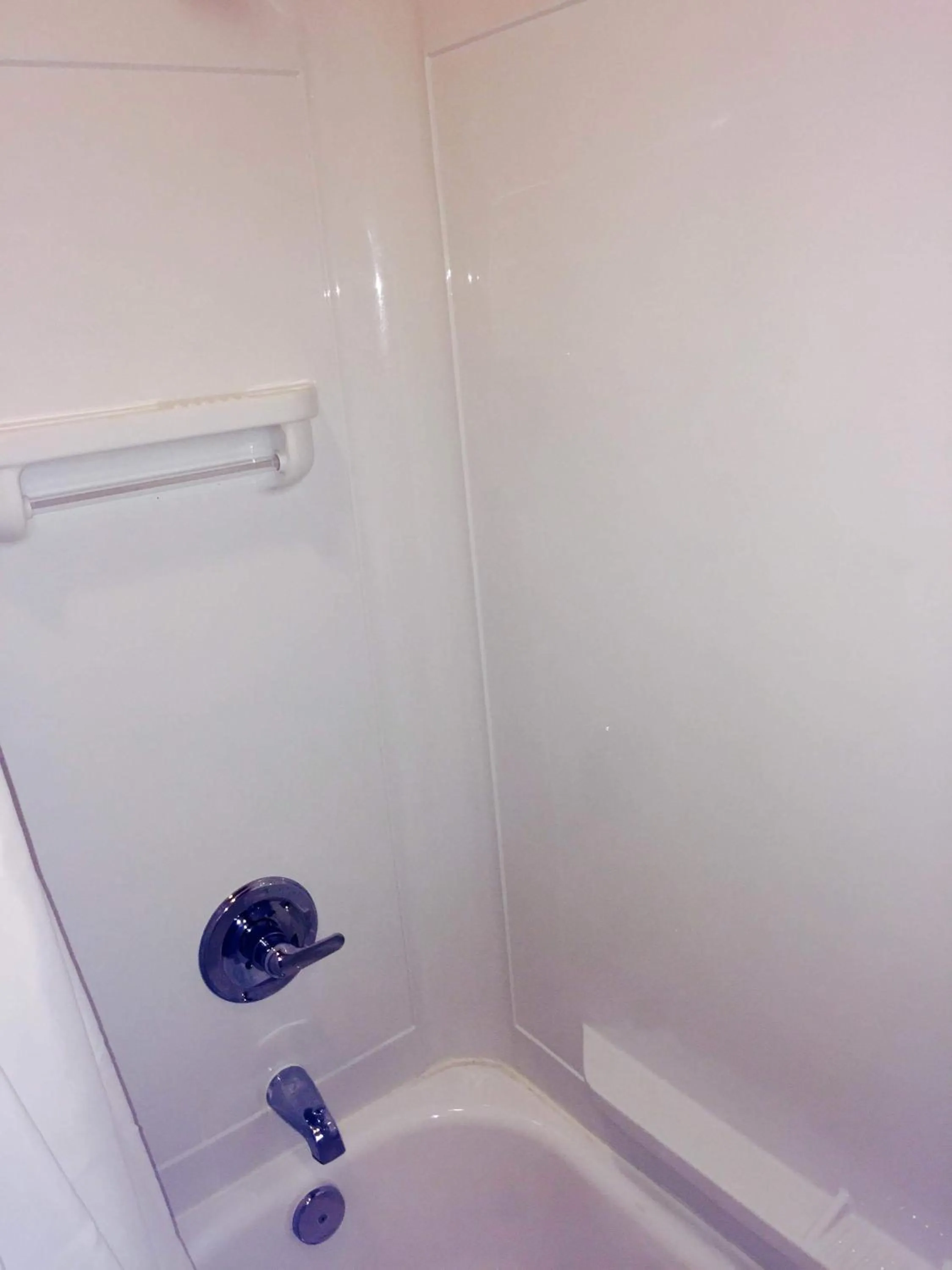 Shower in Texan Inn and Suites Tilden