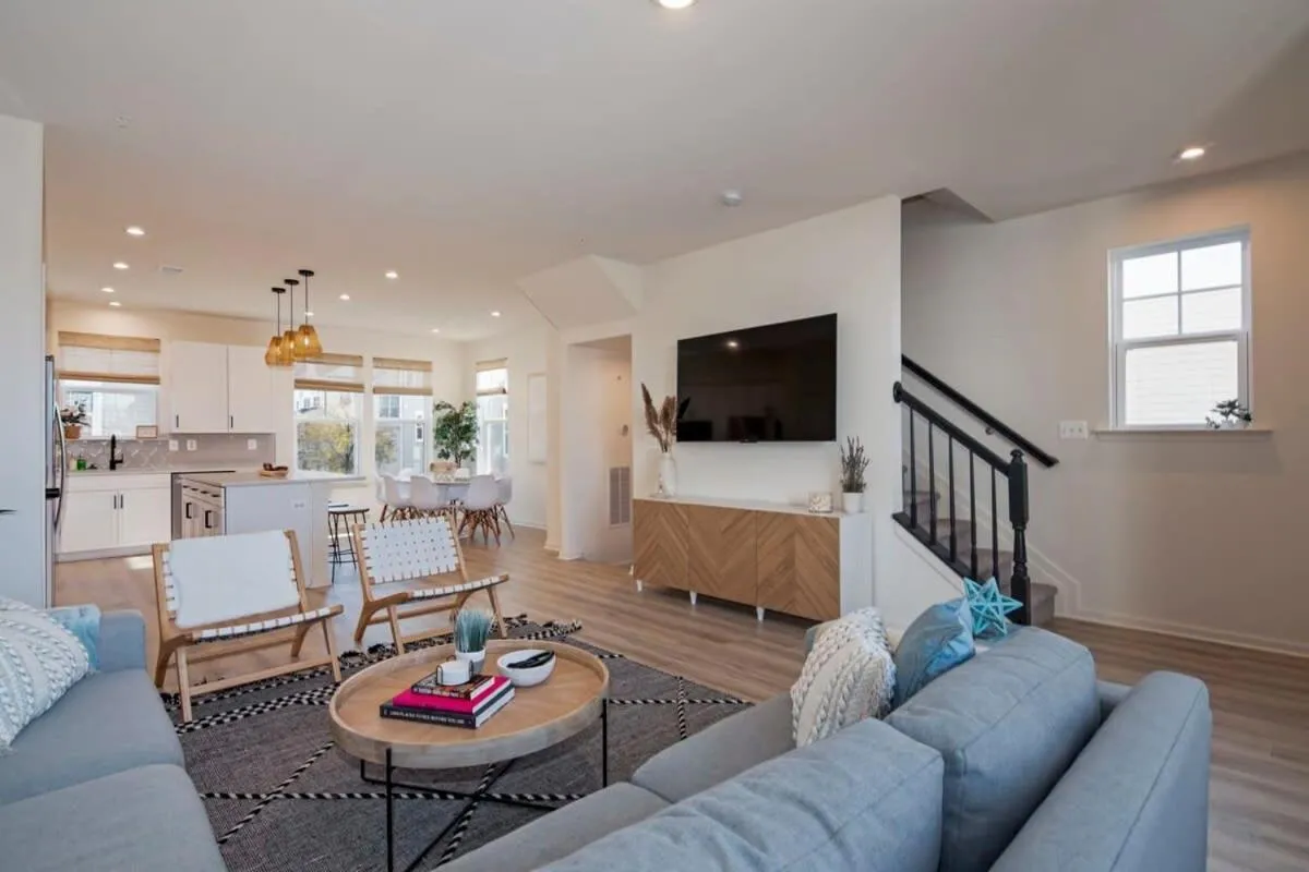 New Intown Waterfront Townhome wPool & Location