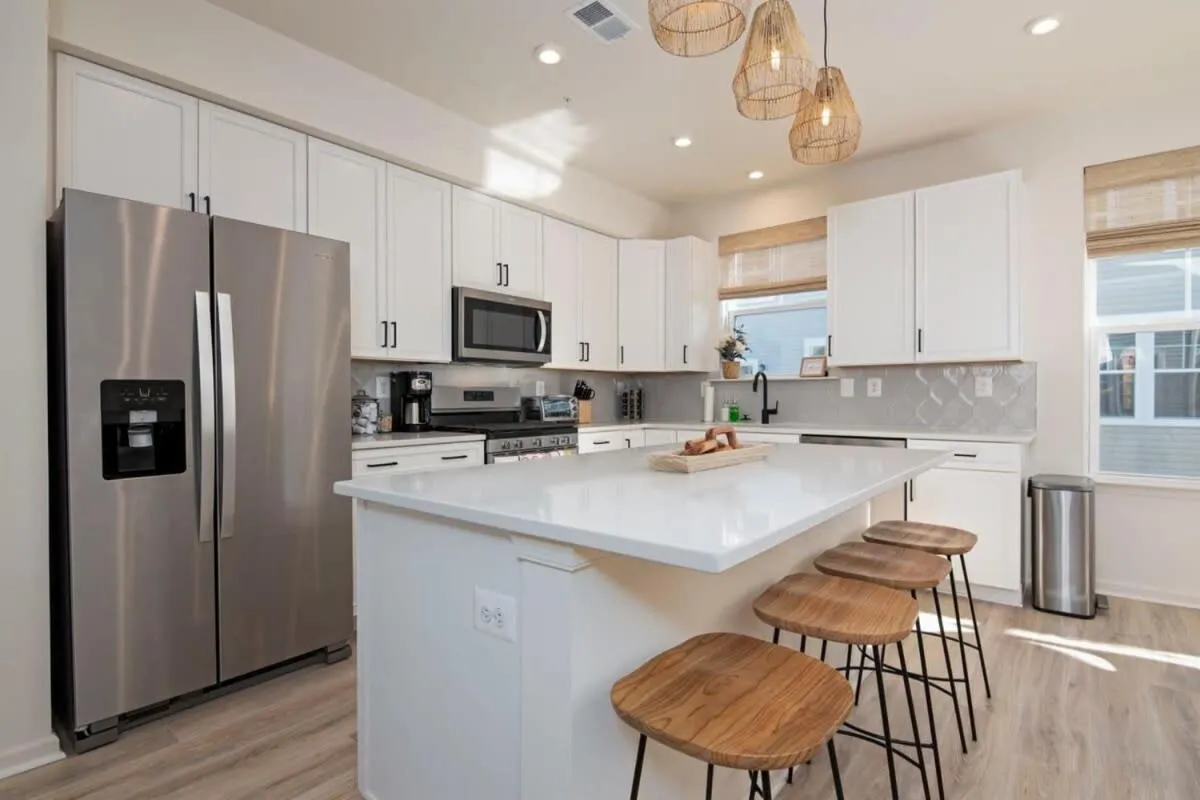 New Intown Waterfront Townhome wPool & Location