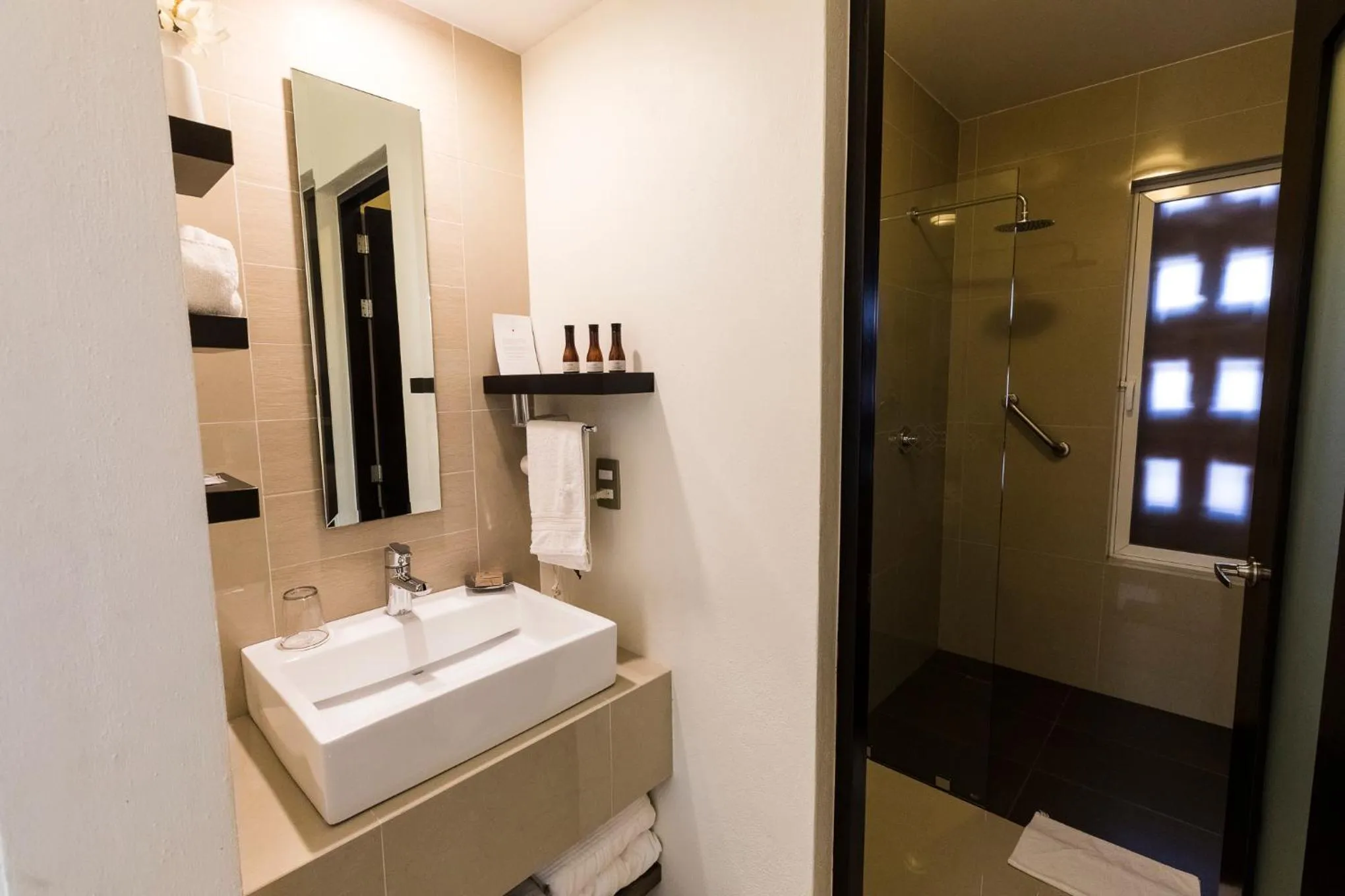 Shower in Marialicia Suites, Hotel Boutique