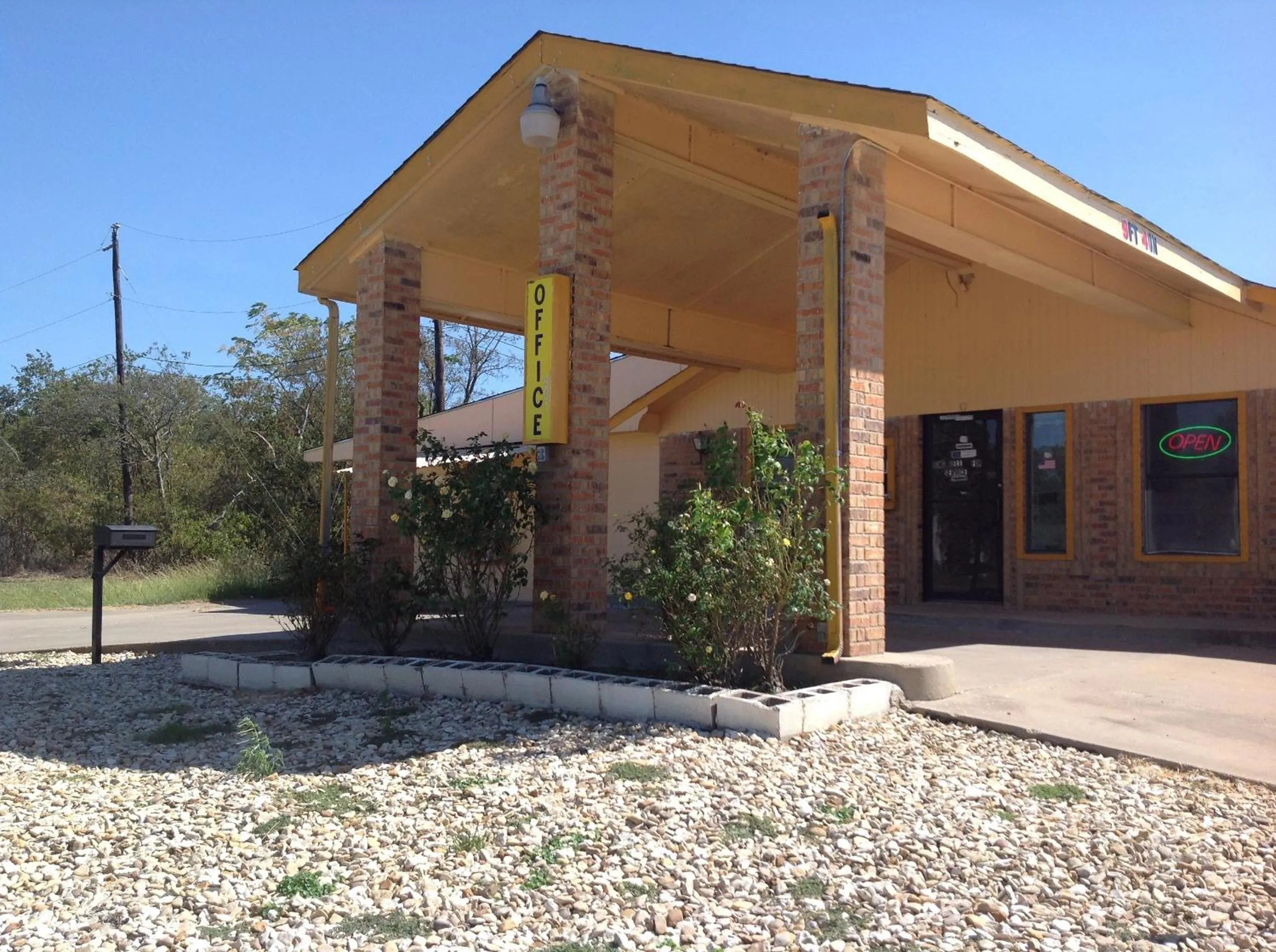 Facade/entrance in WestWorld Country Inn
