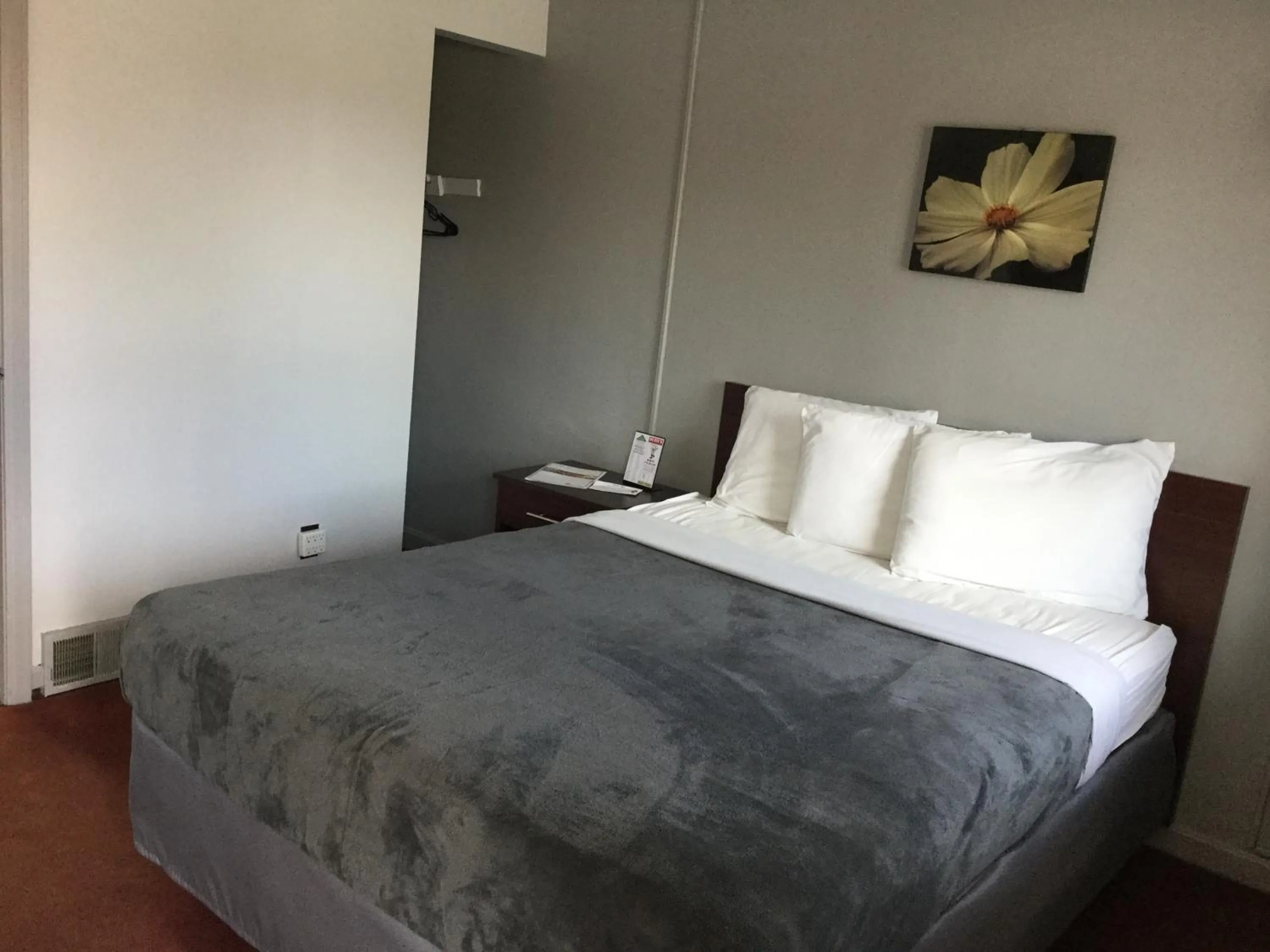 Swimming pool in Swiss Cottage Inn