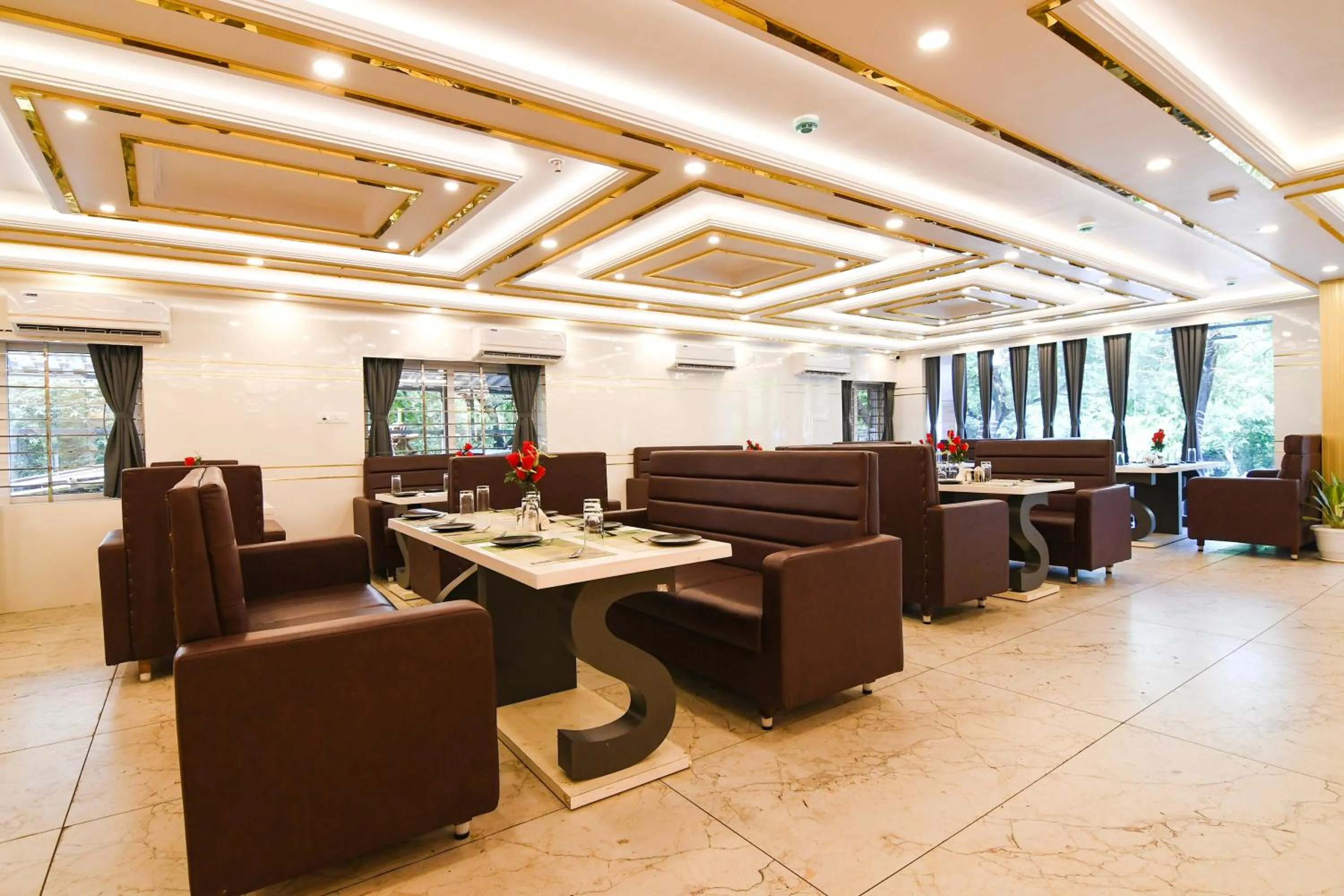 Dining area in Super Townhouse Oak Sayhallo Sincity