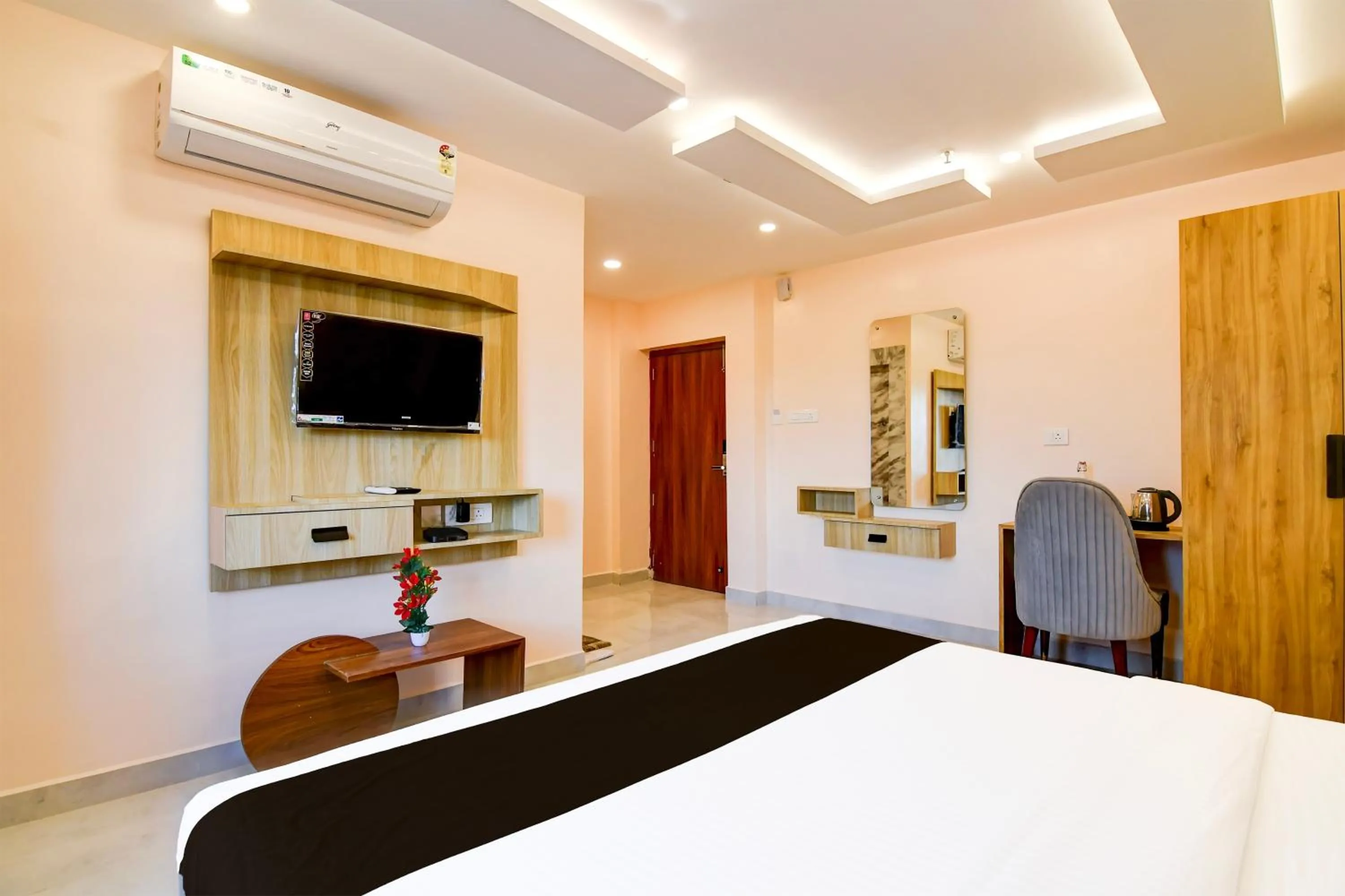 Bedroom, Bed in Super Townhouse Oak Sayhallo Sincity